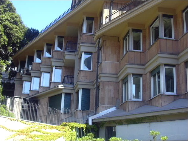 Veduta generale dell'edificio da via XII ottobre - Dettaglio facciata 