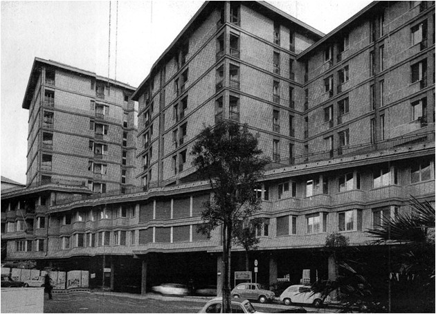 Foto dell'edificio a pochi anni dalla realizzazione 