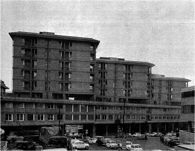 Foto dell'edificio a pochi anni dalla realizzazione