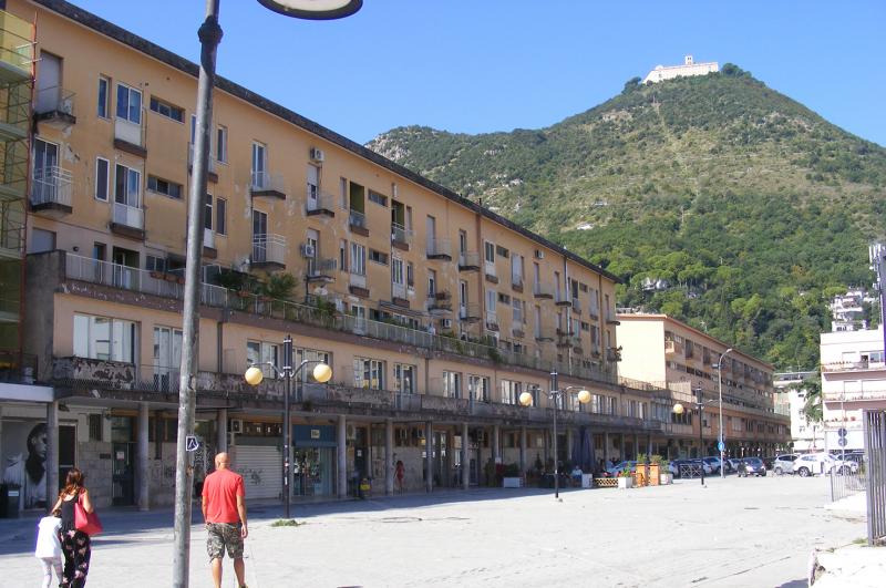 Vista da piazza Labriola