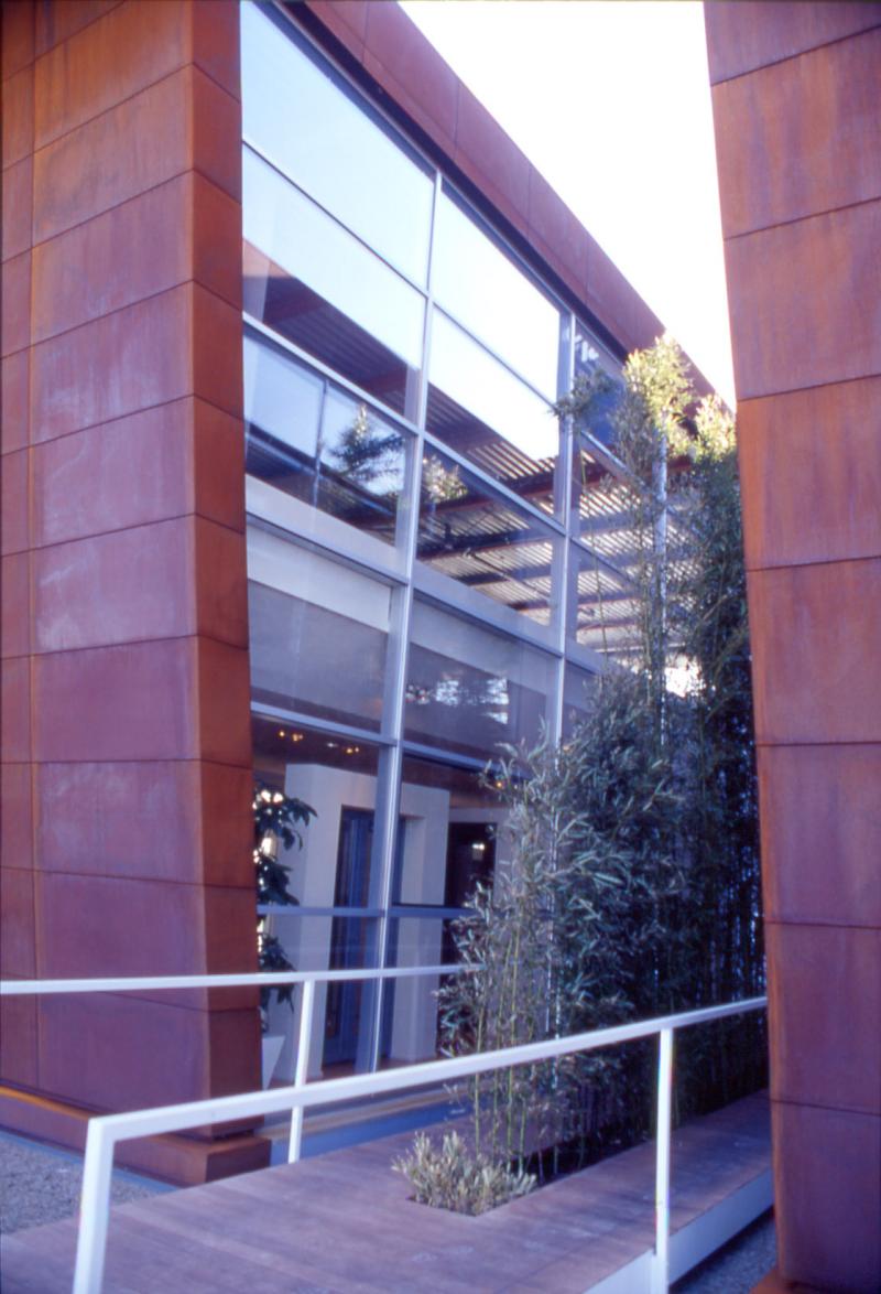 Particolare passerella in legno e metallo