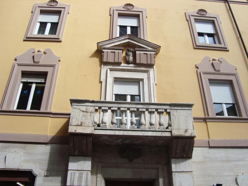 Particolare balcone primo piano