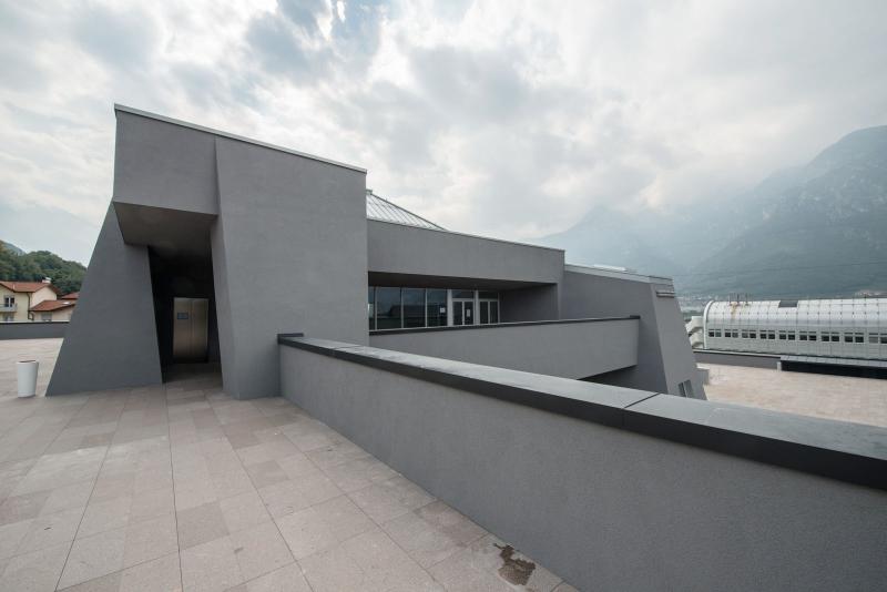 Vista dalla copertura dell'ingresso alla palestra.