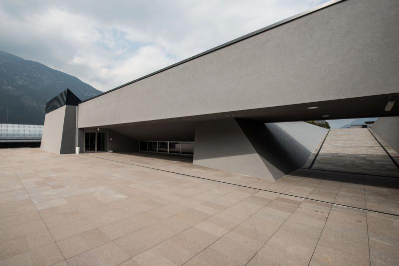 Vista della rampa che porta alla copertura piana praticabile.