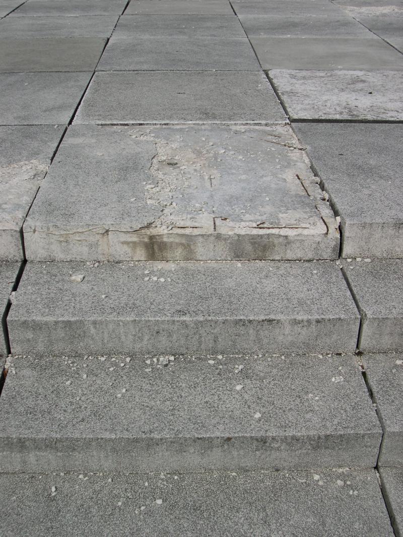 Degradi di alcune lastre di copertura della strada pedonale, 2019