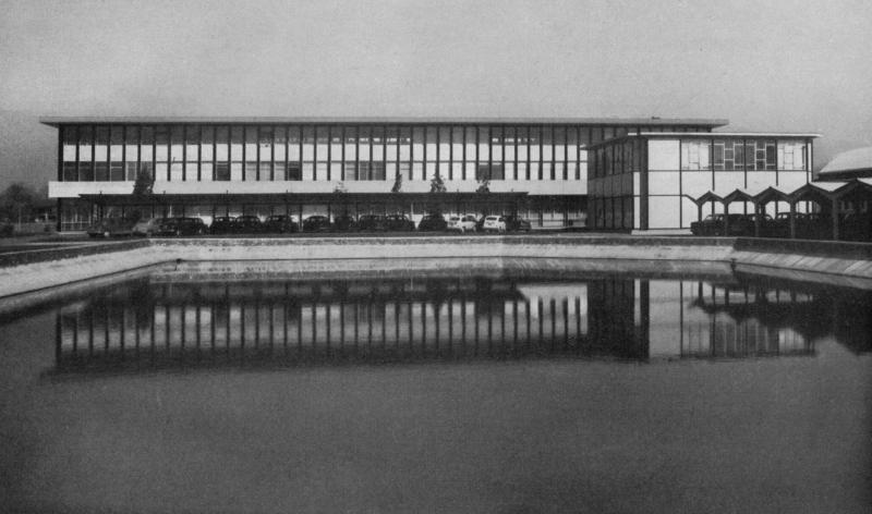 L’edificio destinato ai servizi sociali, alla destra dell’Officina Meccanica Olivetti