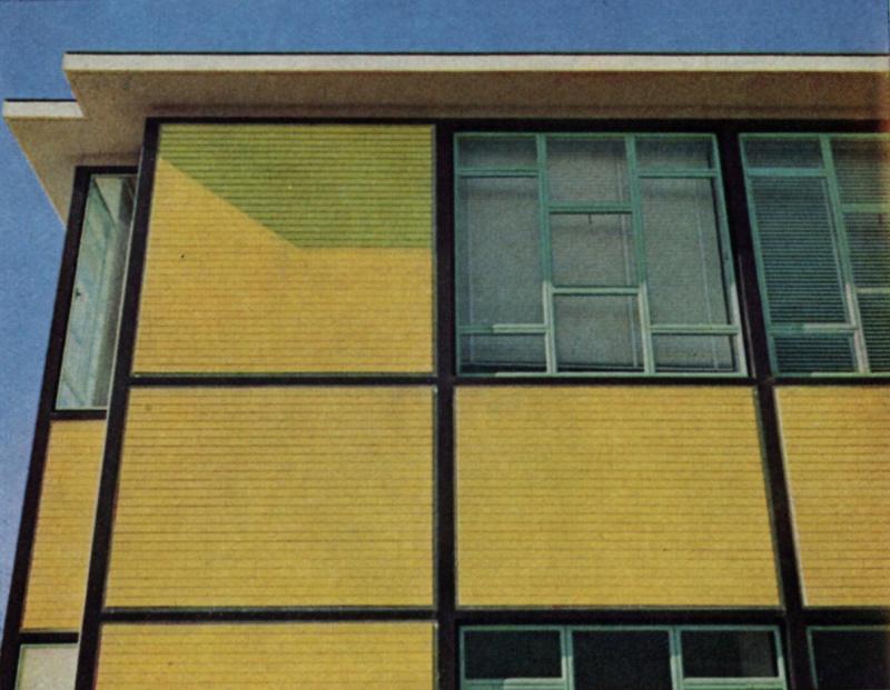 Particolare dell’angolo; si noti il colore originario dei serramenti