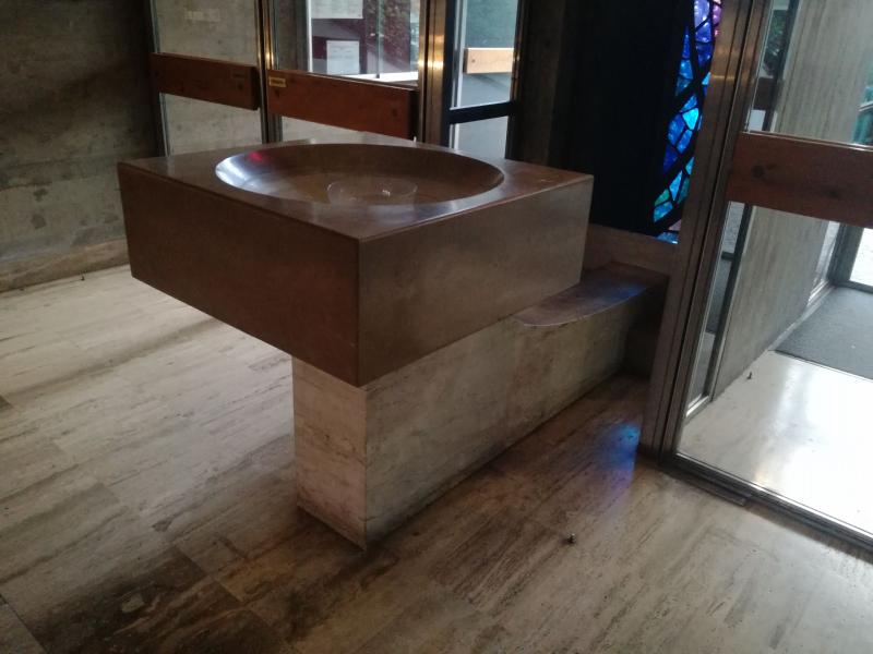 Dettaglio acquasantiera