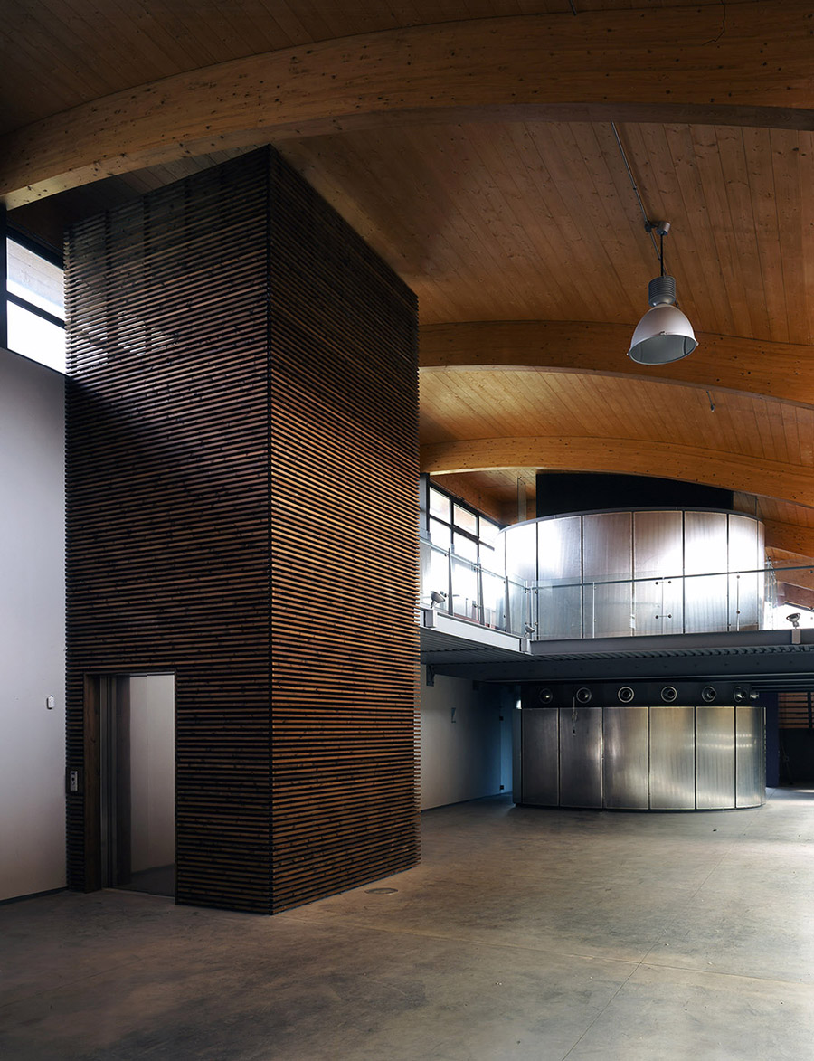 Interno, ballatoio sulla zona carico merci, montacarichi