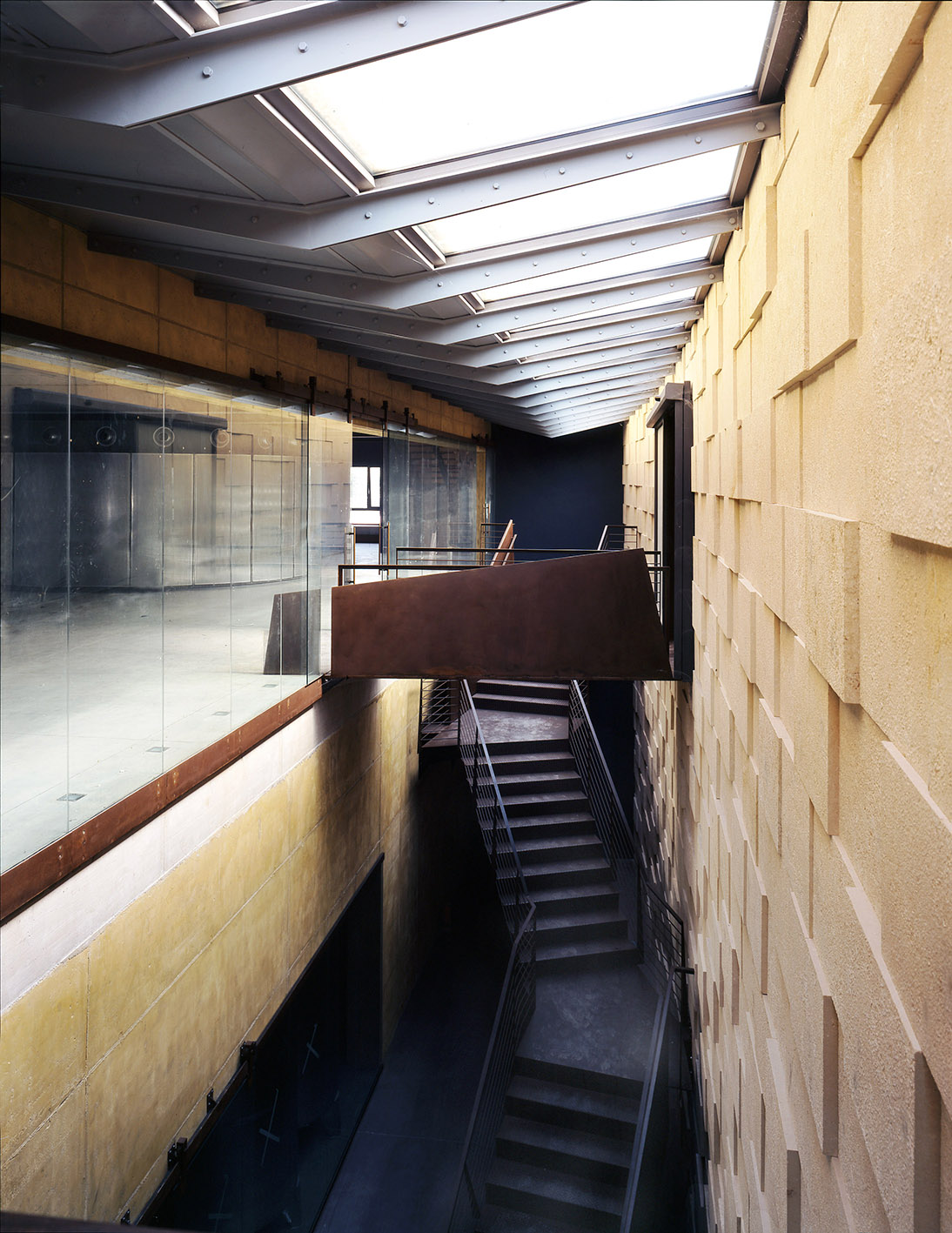 Interno, passerella per accedere alla zona degustazione vini