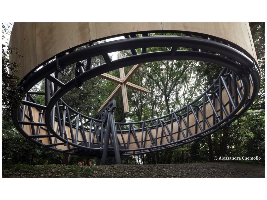 Vista dell’interno della cappella dal bosco