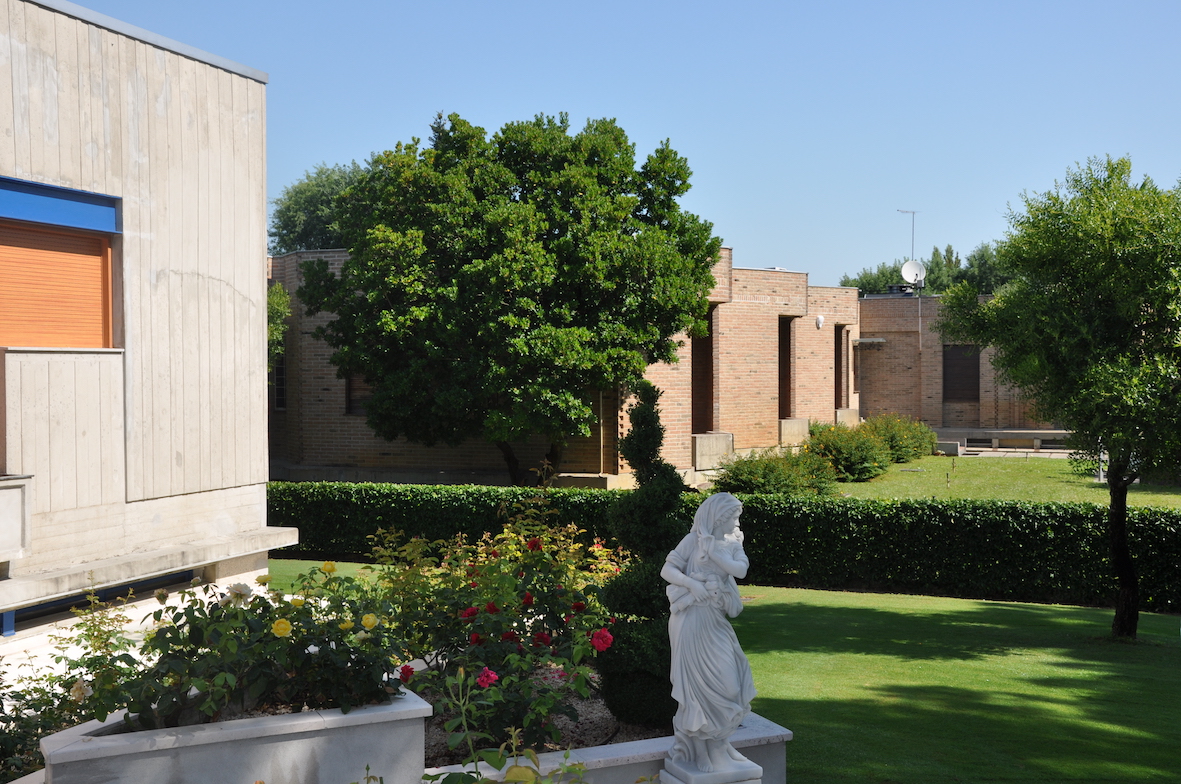 Veduta della linea di confine tra villa Selene e villa Venere (in primo piano)