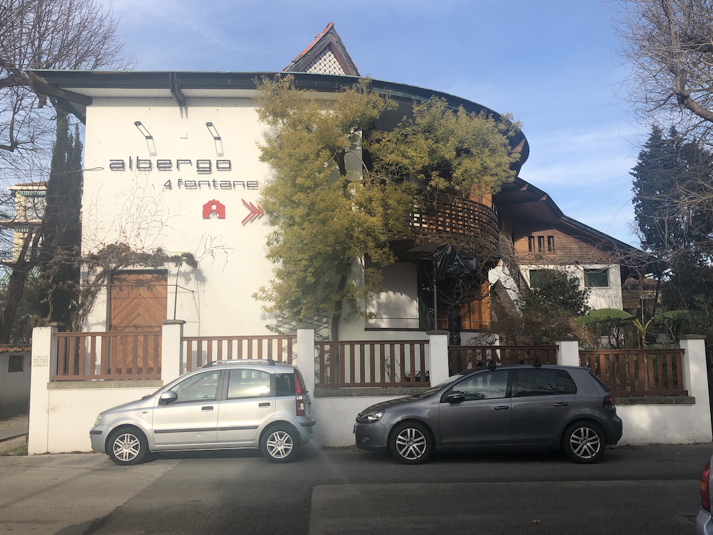 Prospetto principale parziale dalla strada