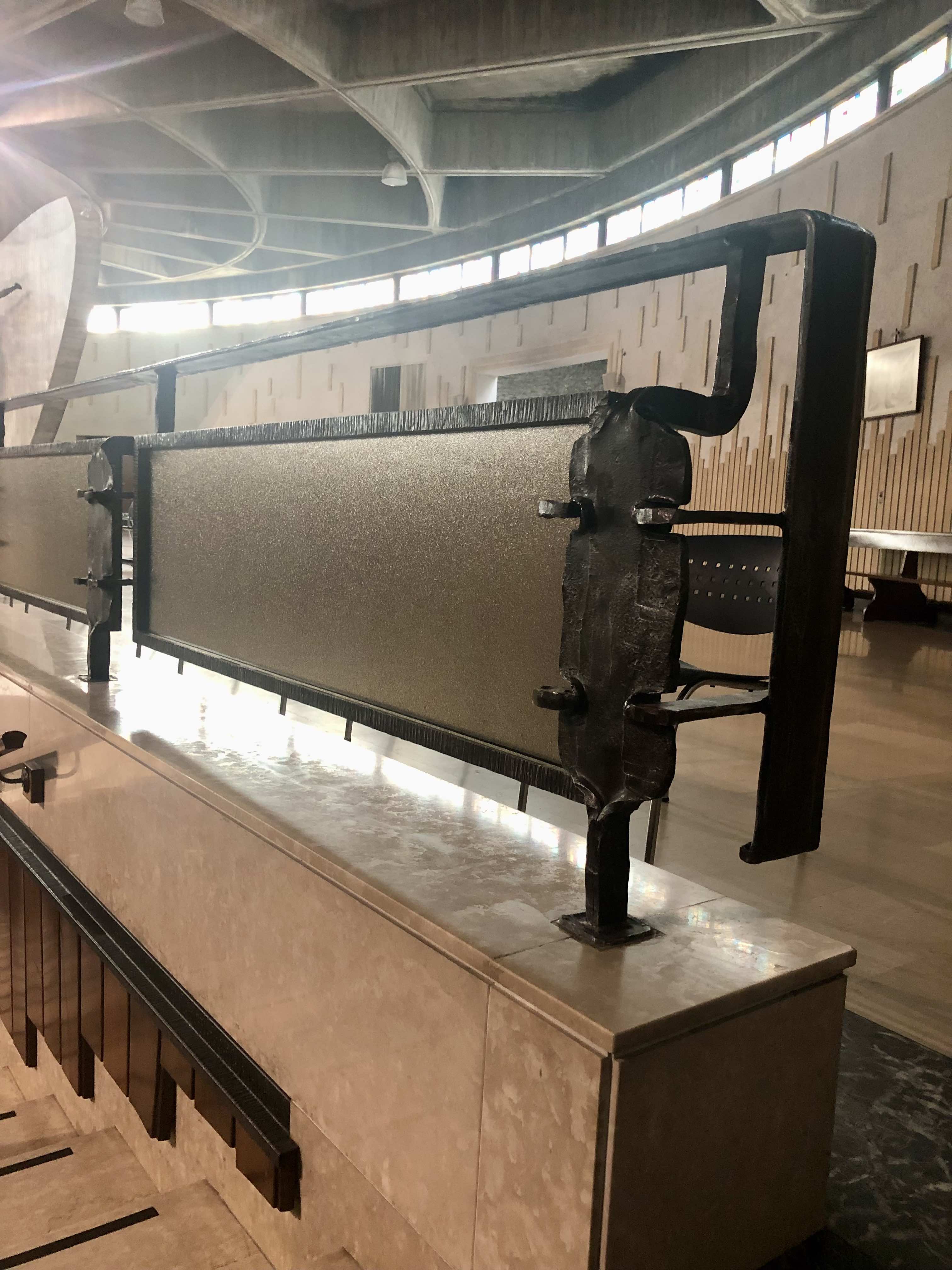 Ringhiera in ferro battuto ai bordi della cavea