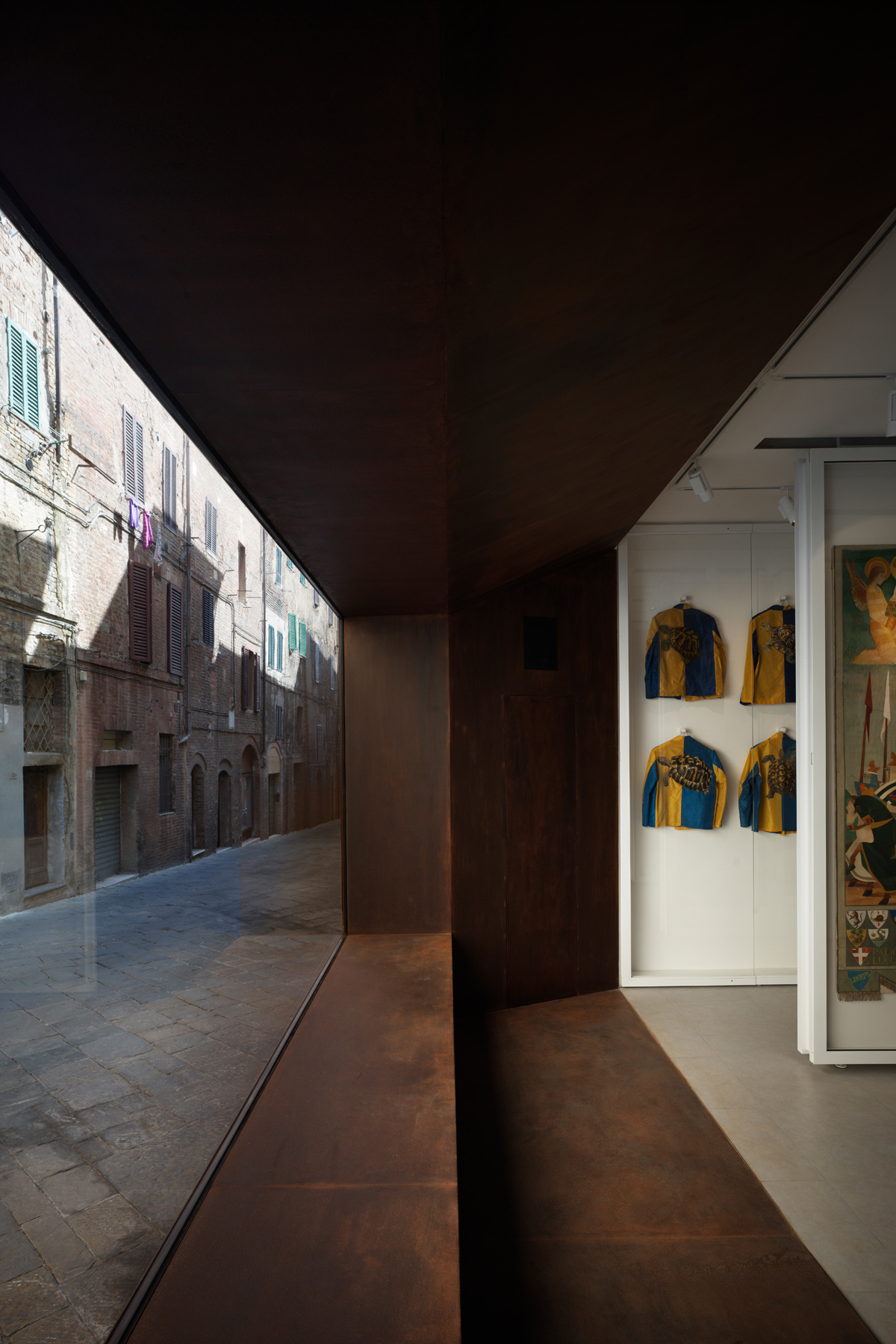 Scorcio prospettico sulla vetrata d'ingresso