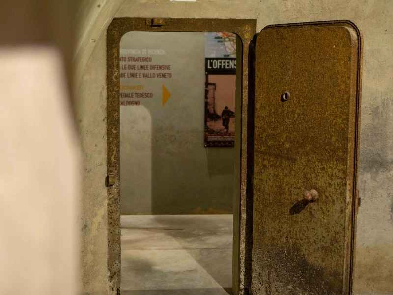 Interno, particolare della porta