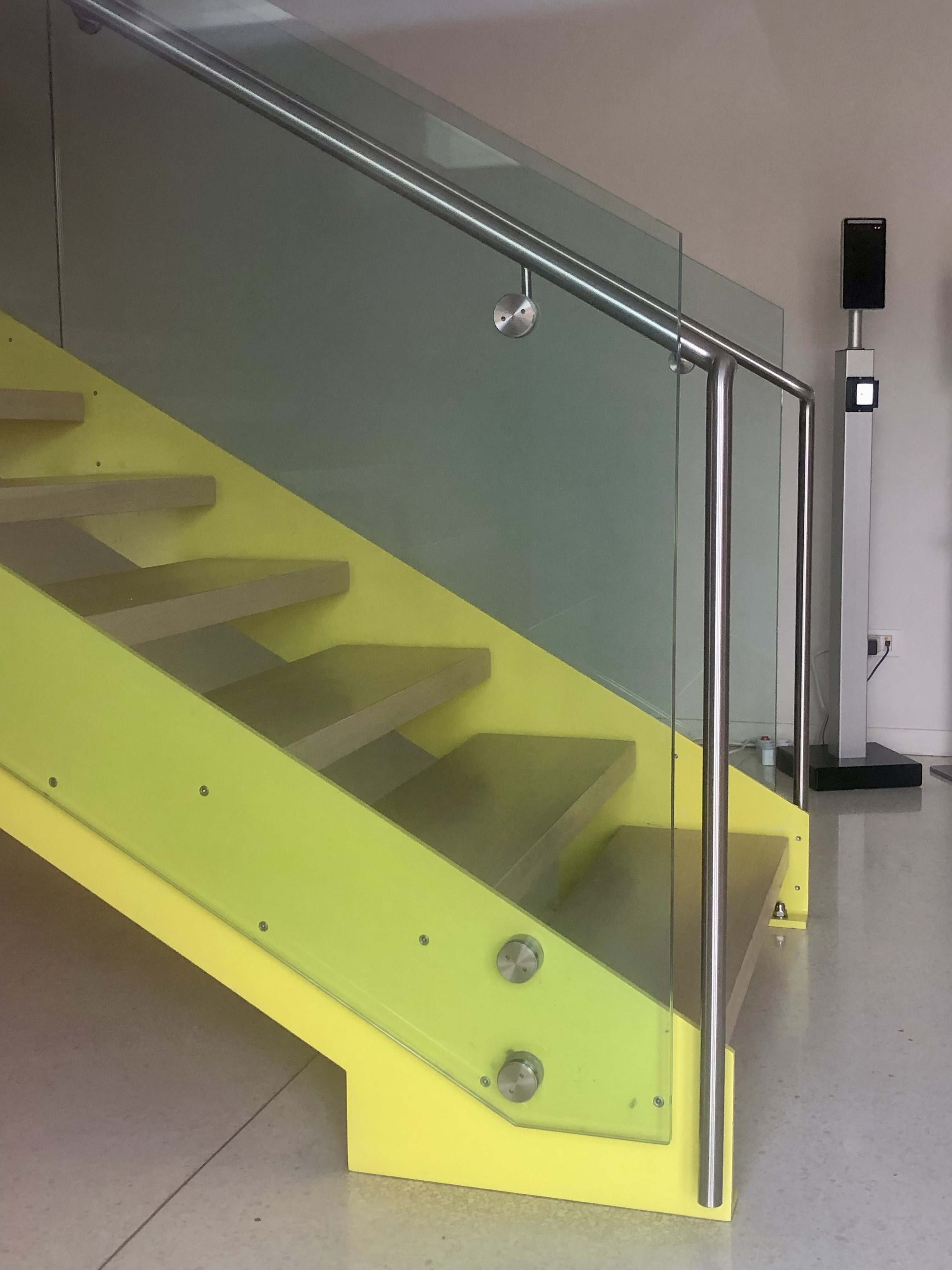 Scala in acciaio nell'atrio d'ingresso nord-est