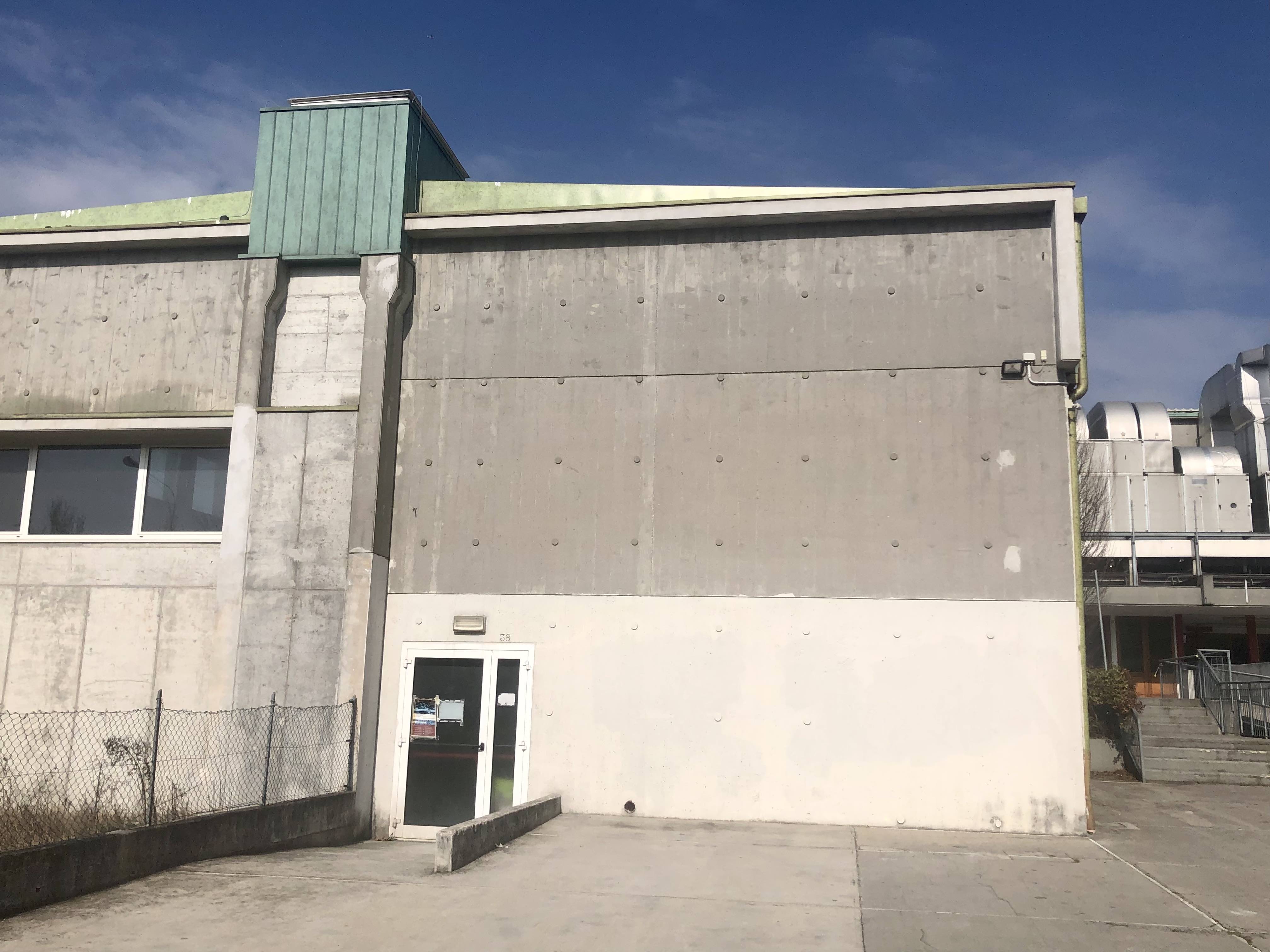 Prospetto principale, dettaglio pannelli in c.a. con tinteggiatura