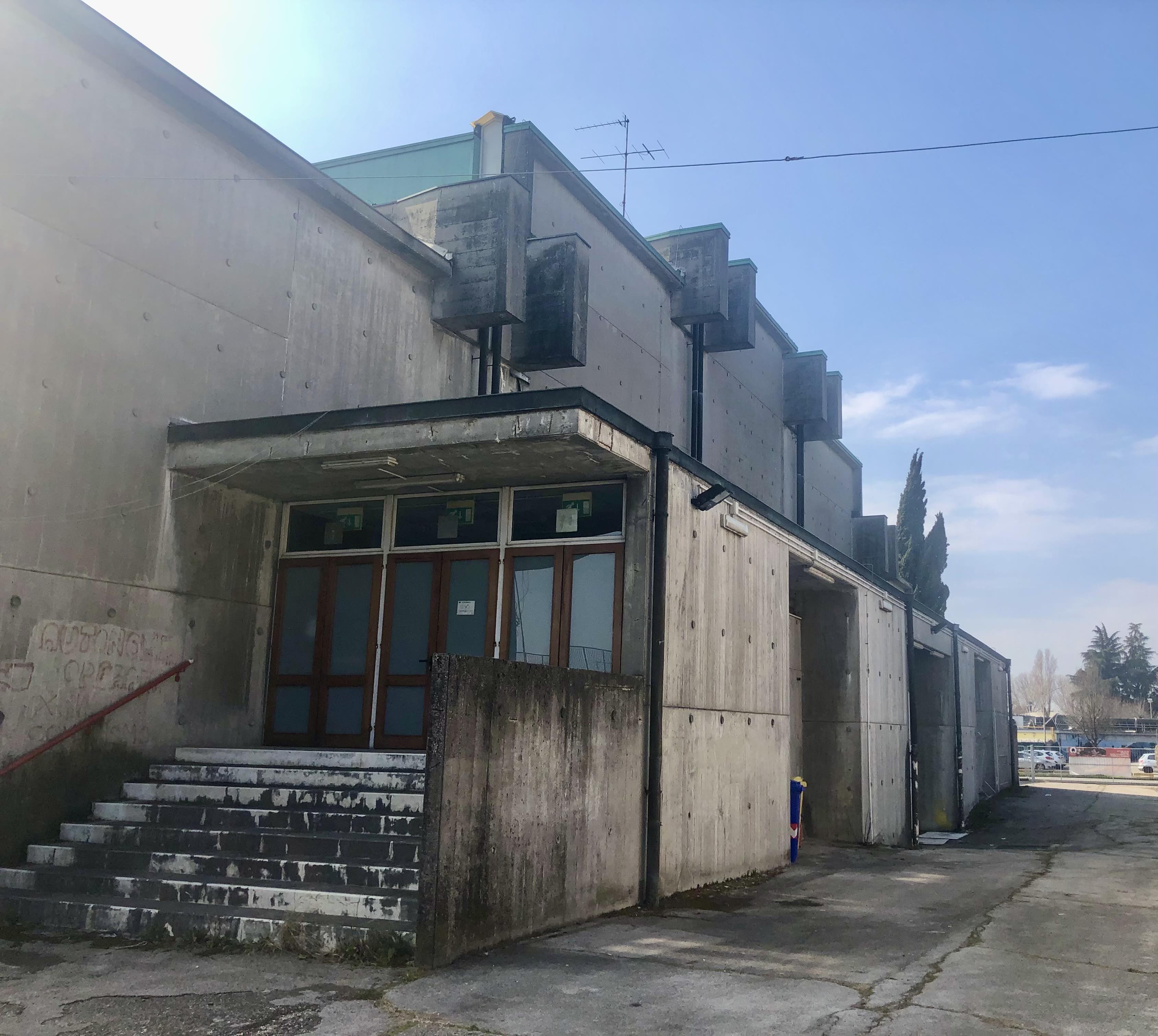 Prospetto nord, particolare con le travi della copertura