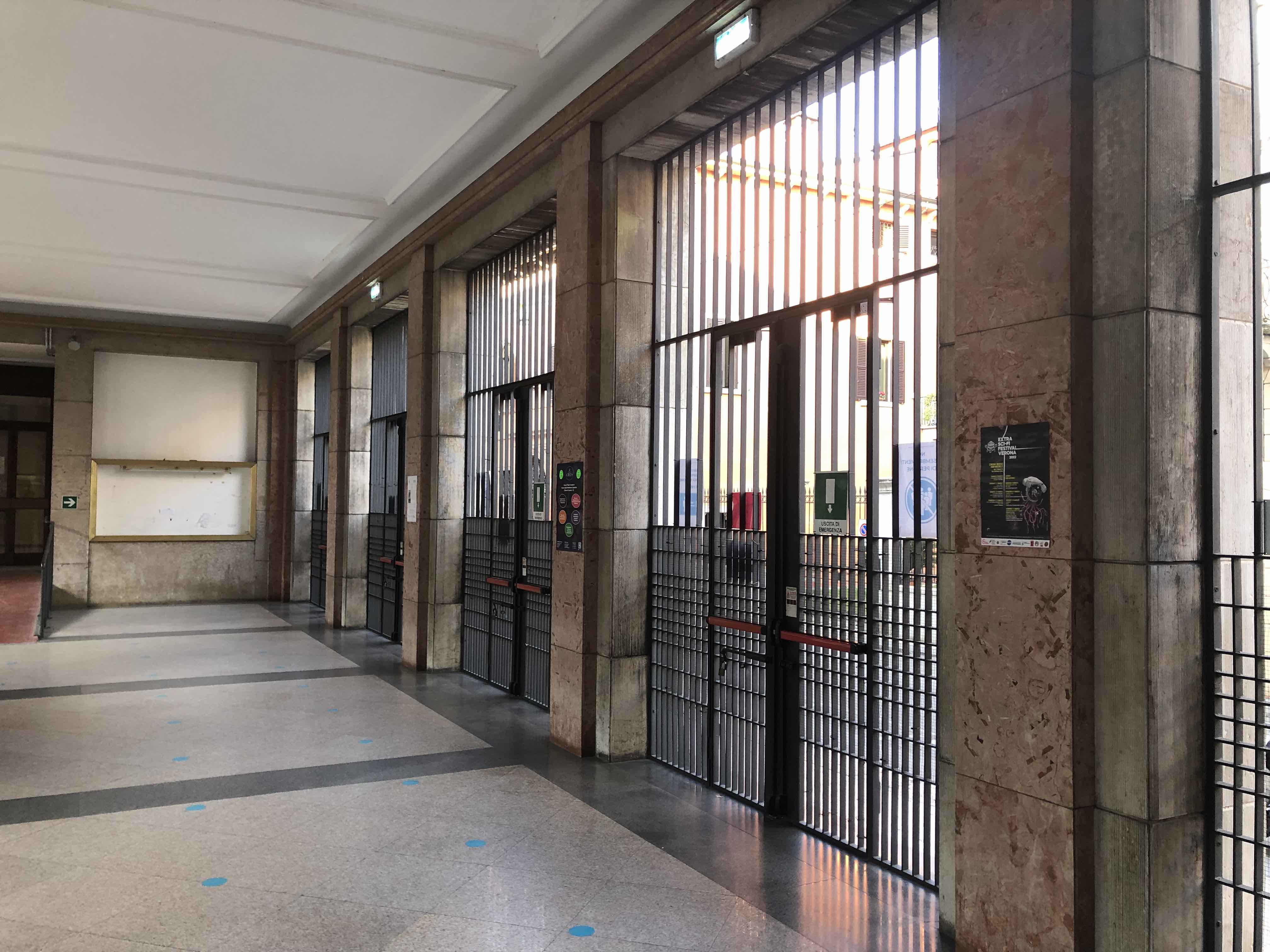 Loggia e cancelli d'ingresso 