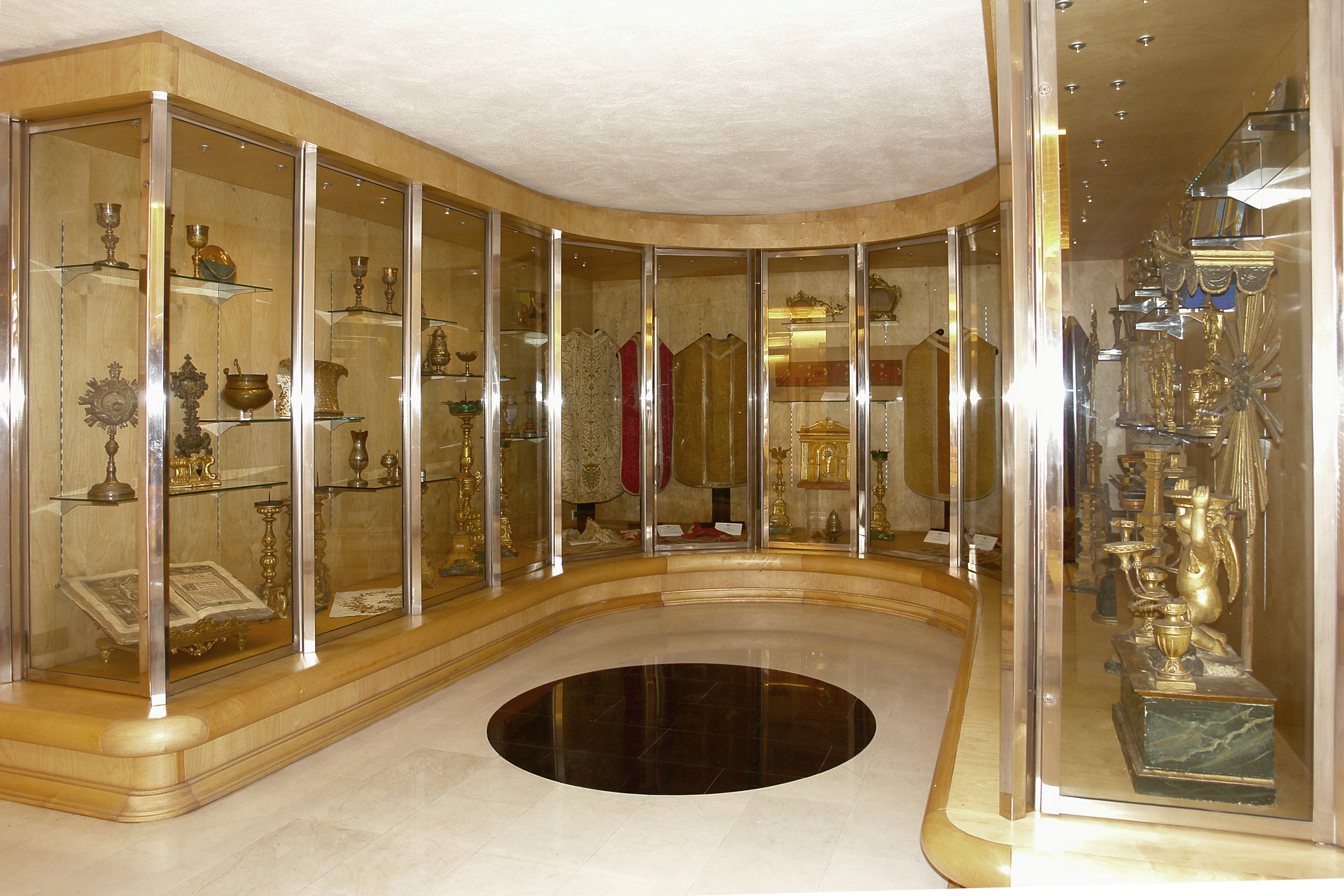 Vista sala dei paramenti sacri