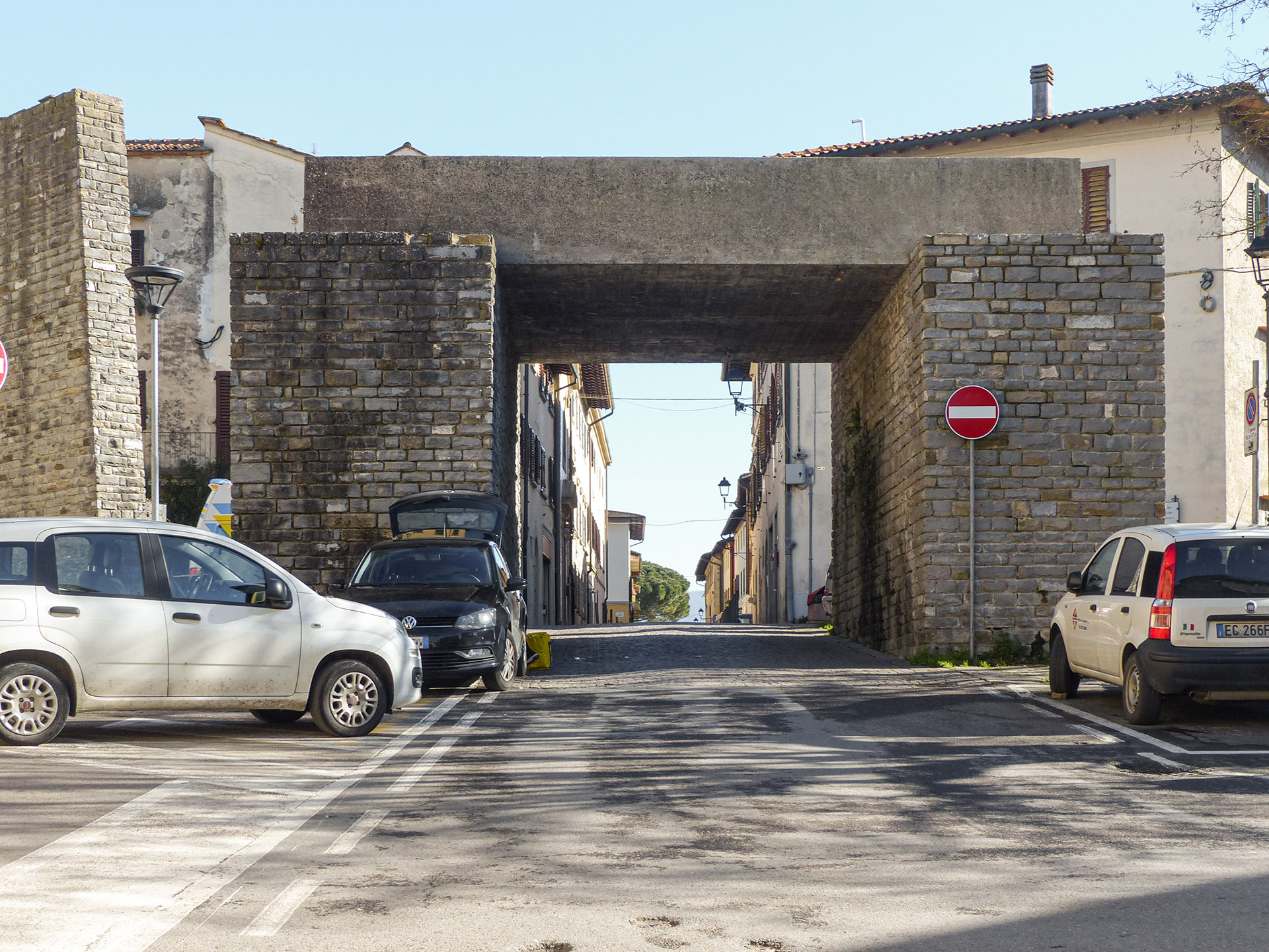Porta ovest, fronte principale