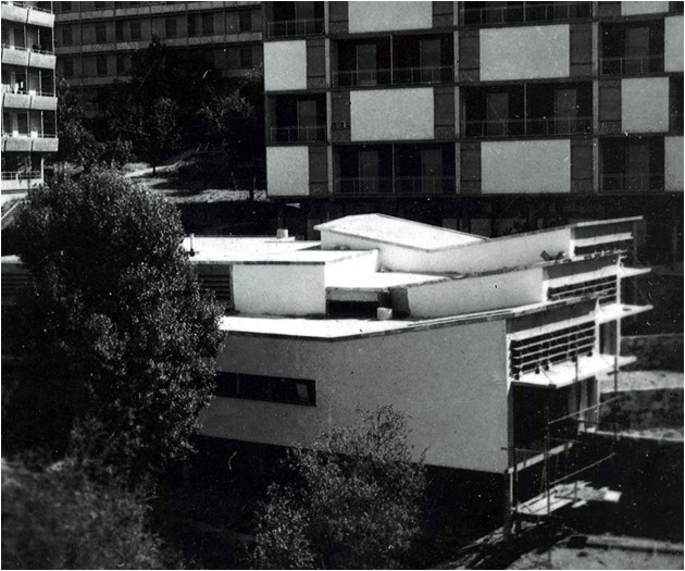 Foto dell'edificio a pochi anni dalla costruzione 1954 
