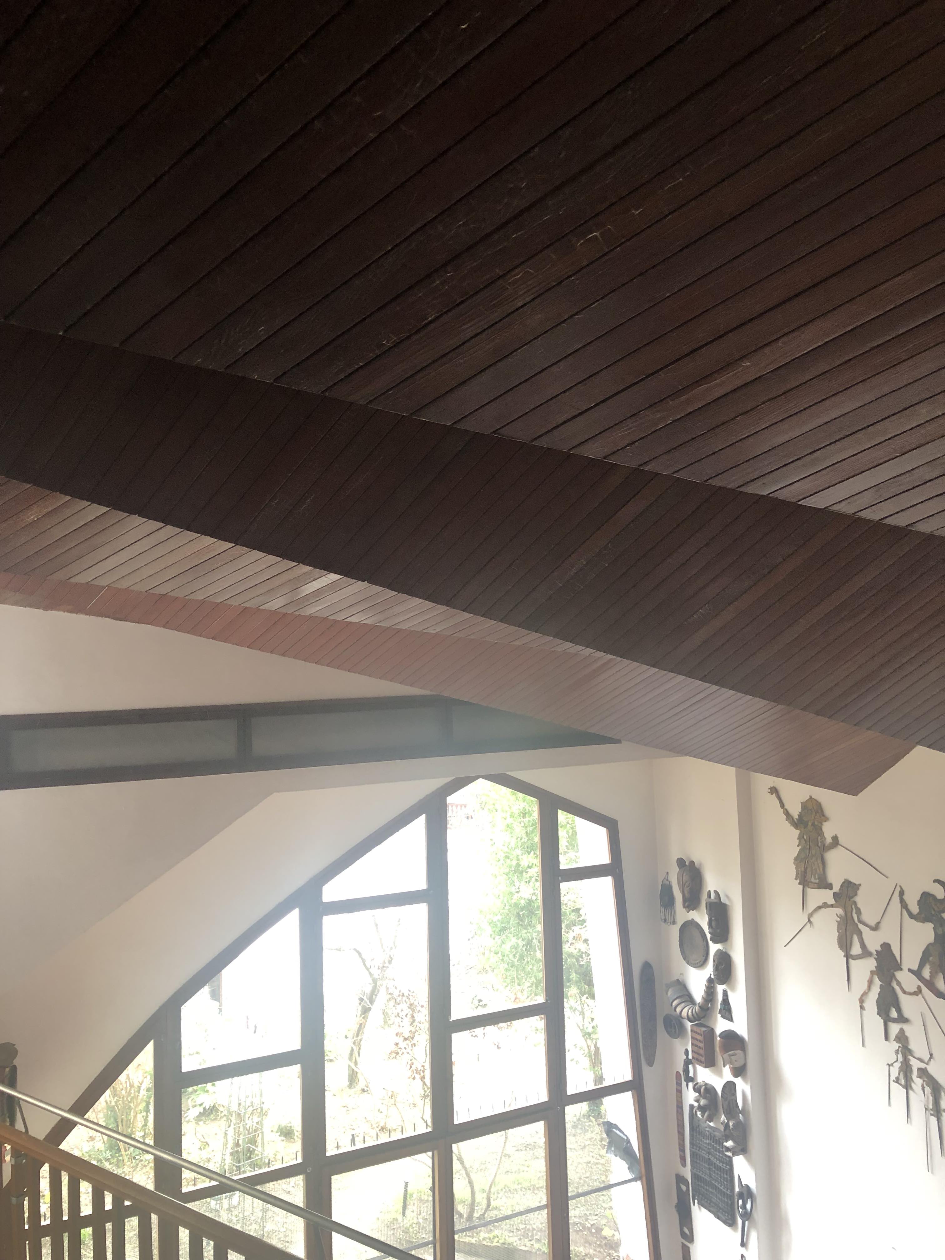 Hall, particolare del rivestimento in legno del soffitto con la parte superiore della porta ogivale d'ingresso 