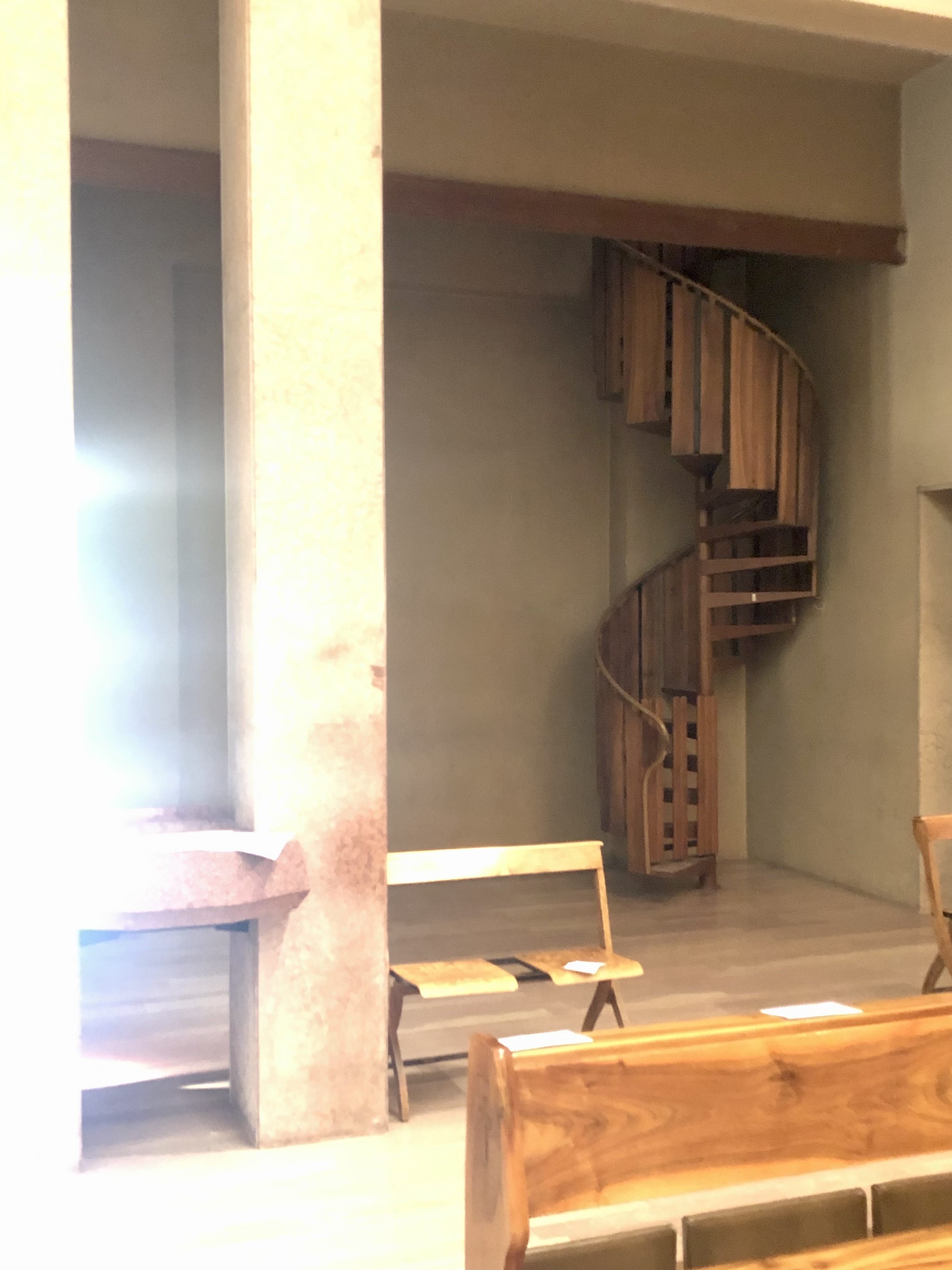 Controfacciata, dettaglio delle scale che conducono alla tribuna