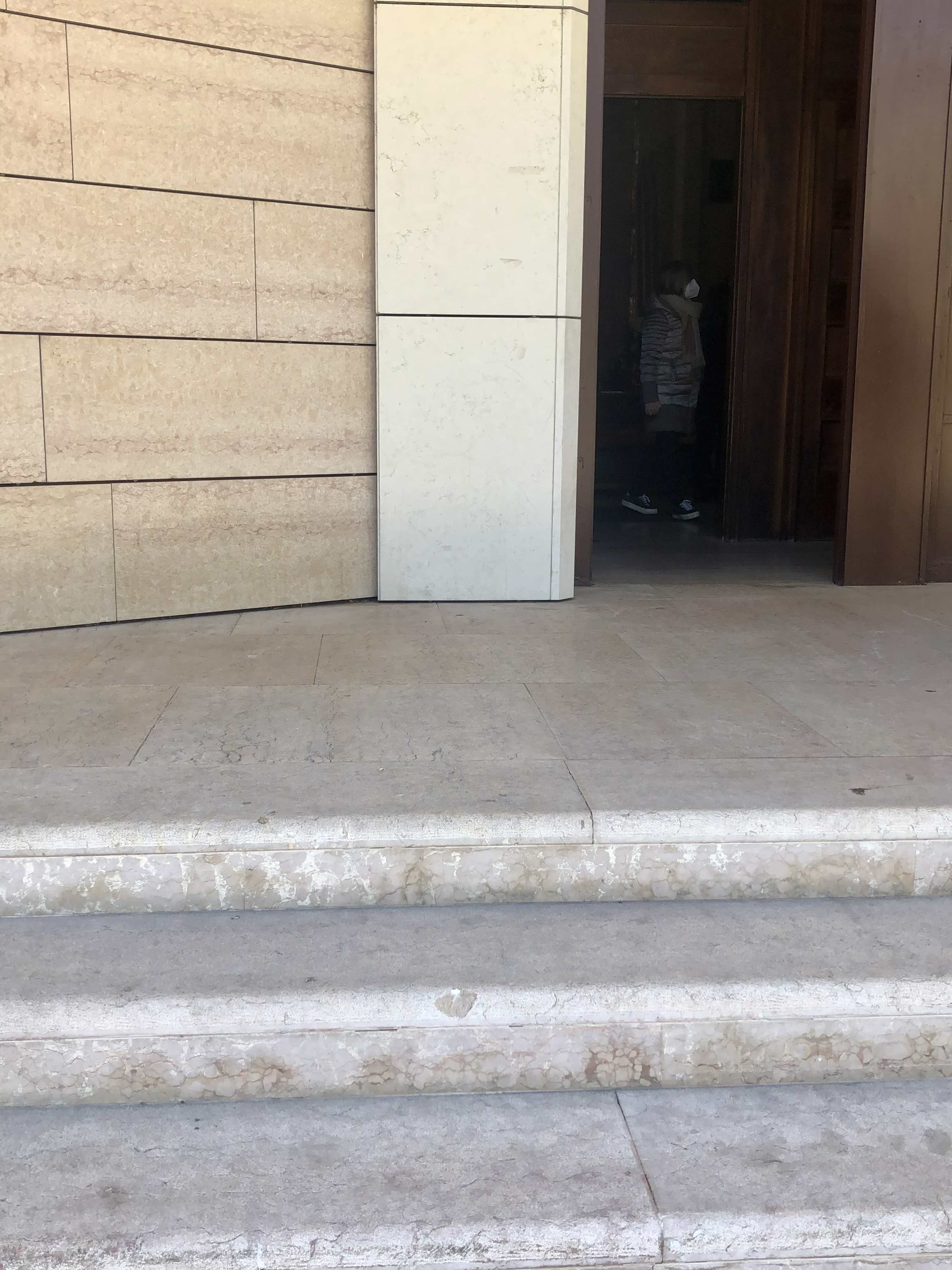 Facciata, dettaglio dei materiali di rivestimento intorno al portale d'ingresso