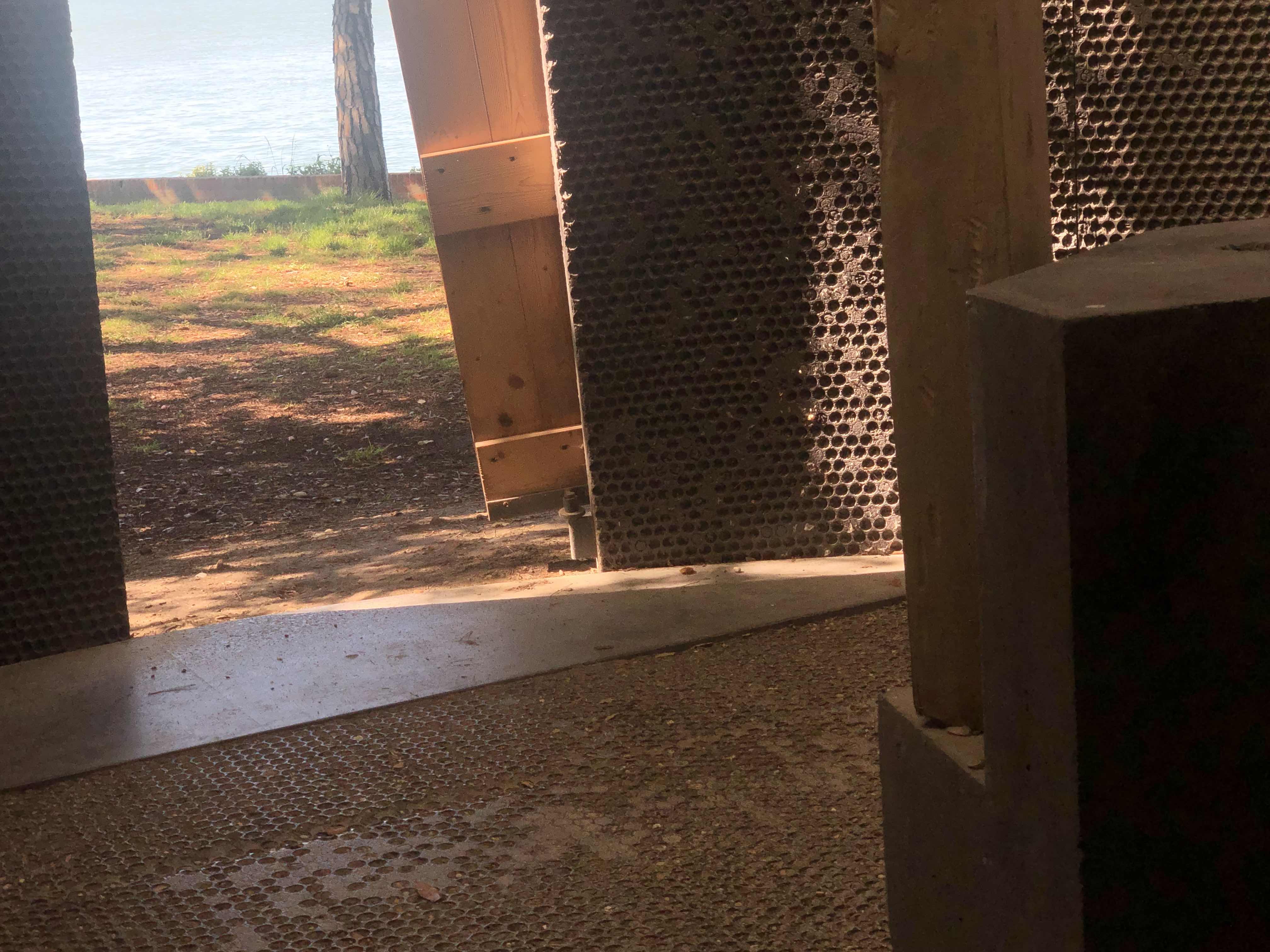 Dettaglio dell'interno con le superfici alveolate dei rivestimenti 