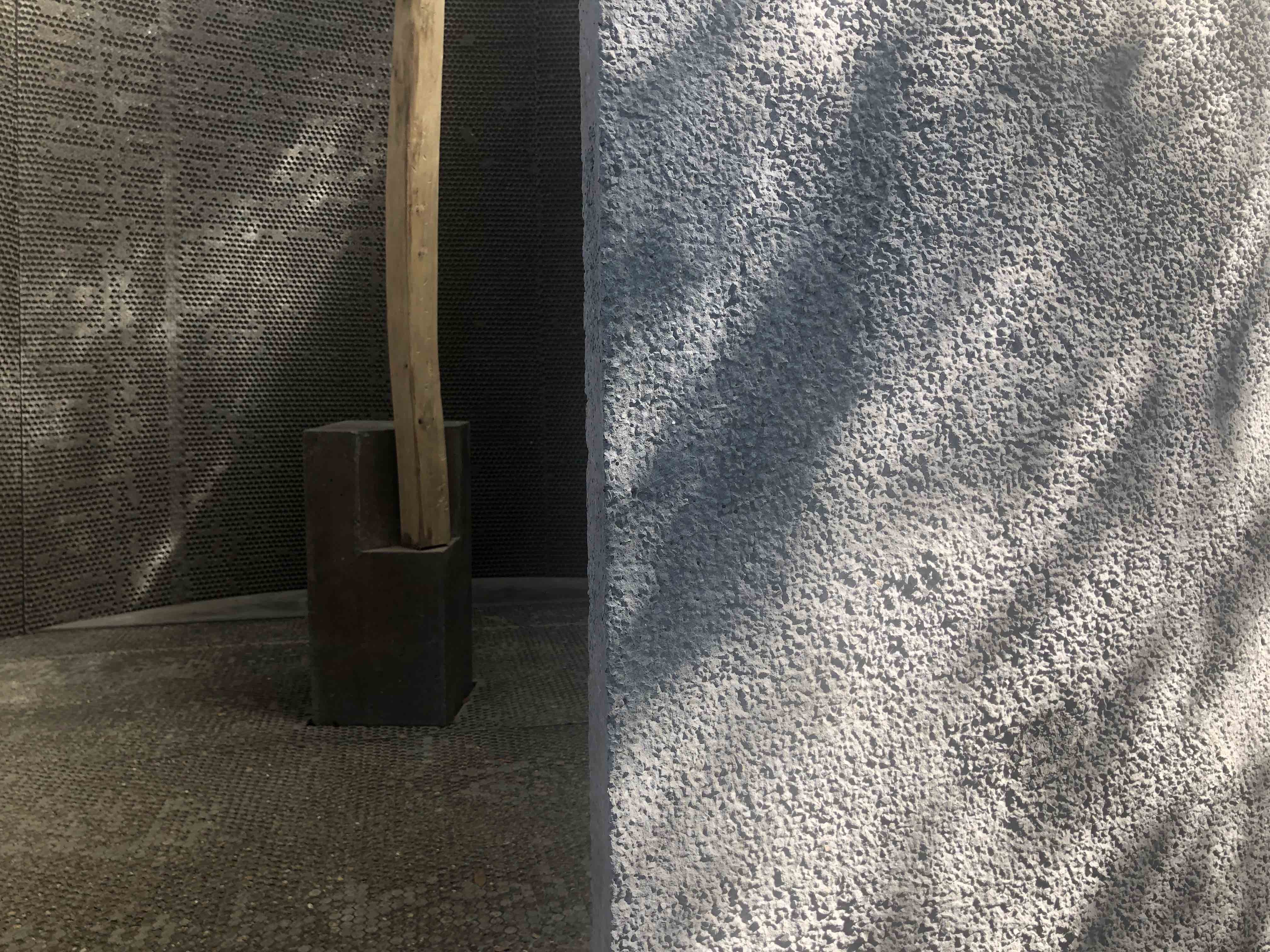 Dettaglio della superficie esterna staggiata sabbiata