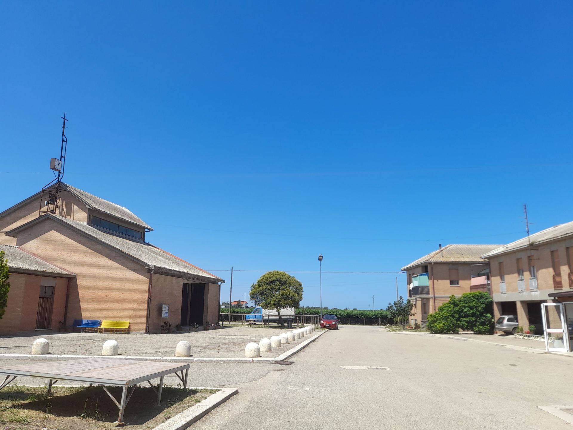 spazio aperto antistante gli edifici