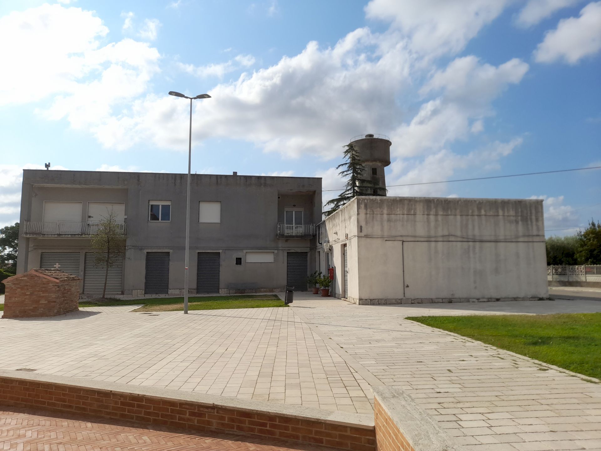 Poste e telegrafi  e botteghe - prospetto principale