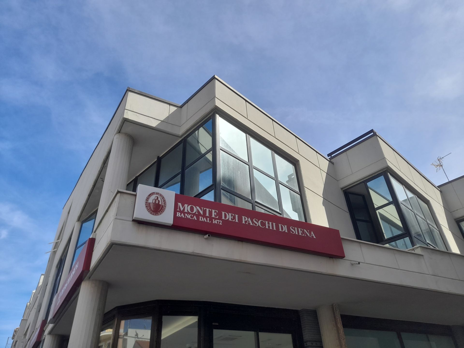 angolo Fratelli Brigida - raccordo tra facciate contermini al 1° piano