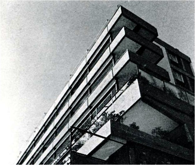 Foto dell'edificio a pochi anni dalla costruzione - Particolare prospetto SUD 