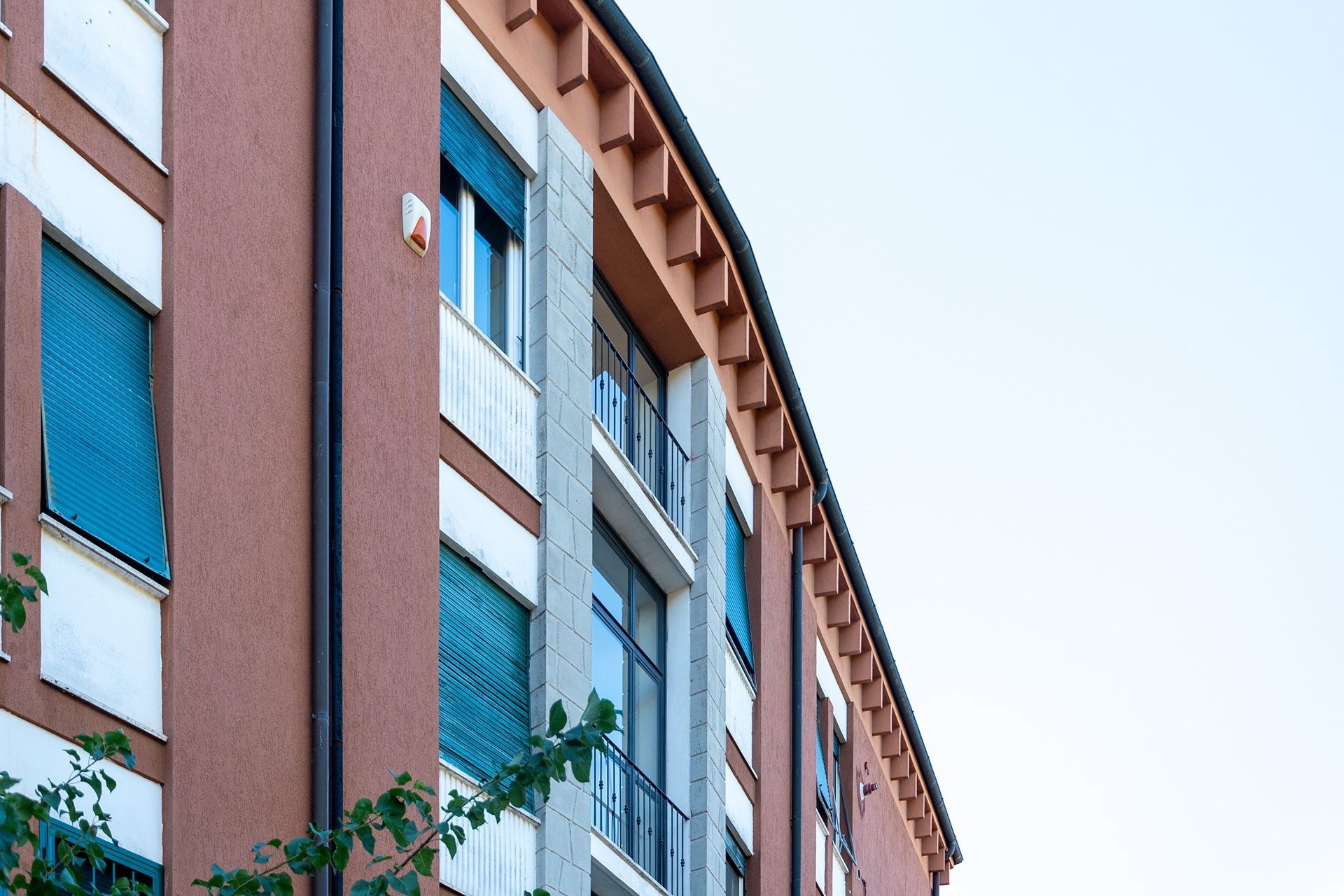 Dettaglio attacco al cielo ( palazzina ovest)