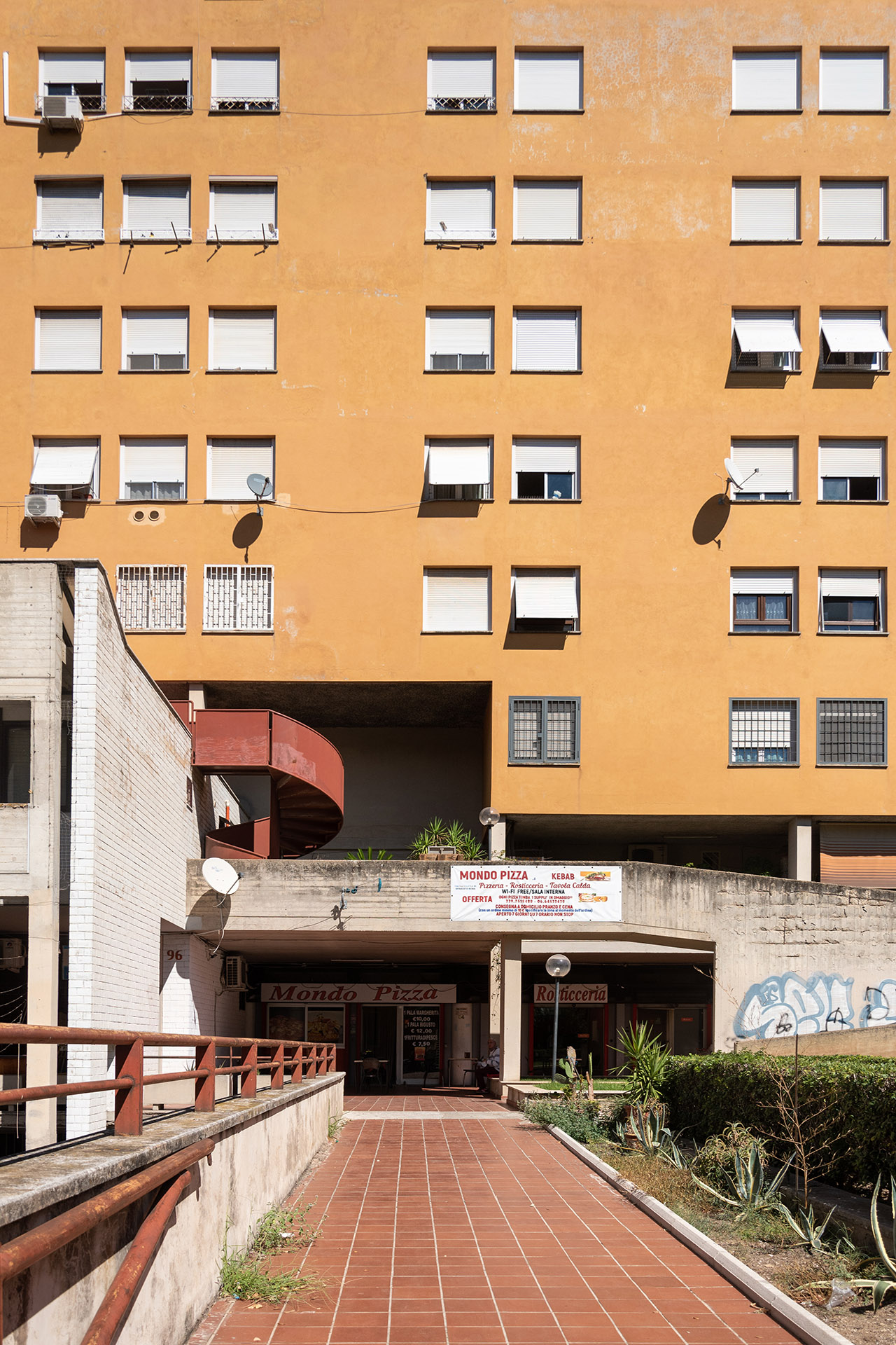 Dettaglio dell'attacco a terra (via degli Eroi di Rodi)