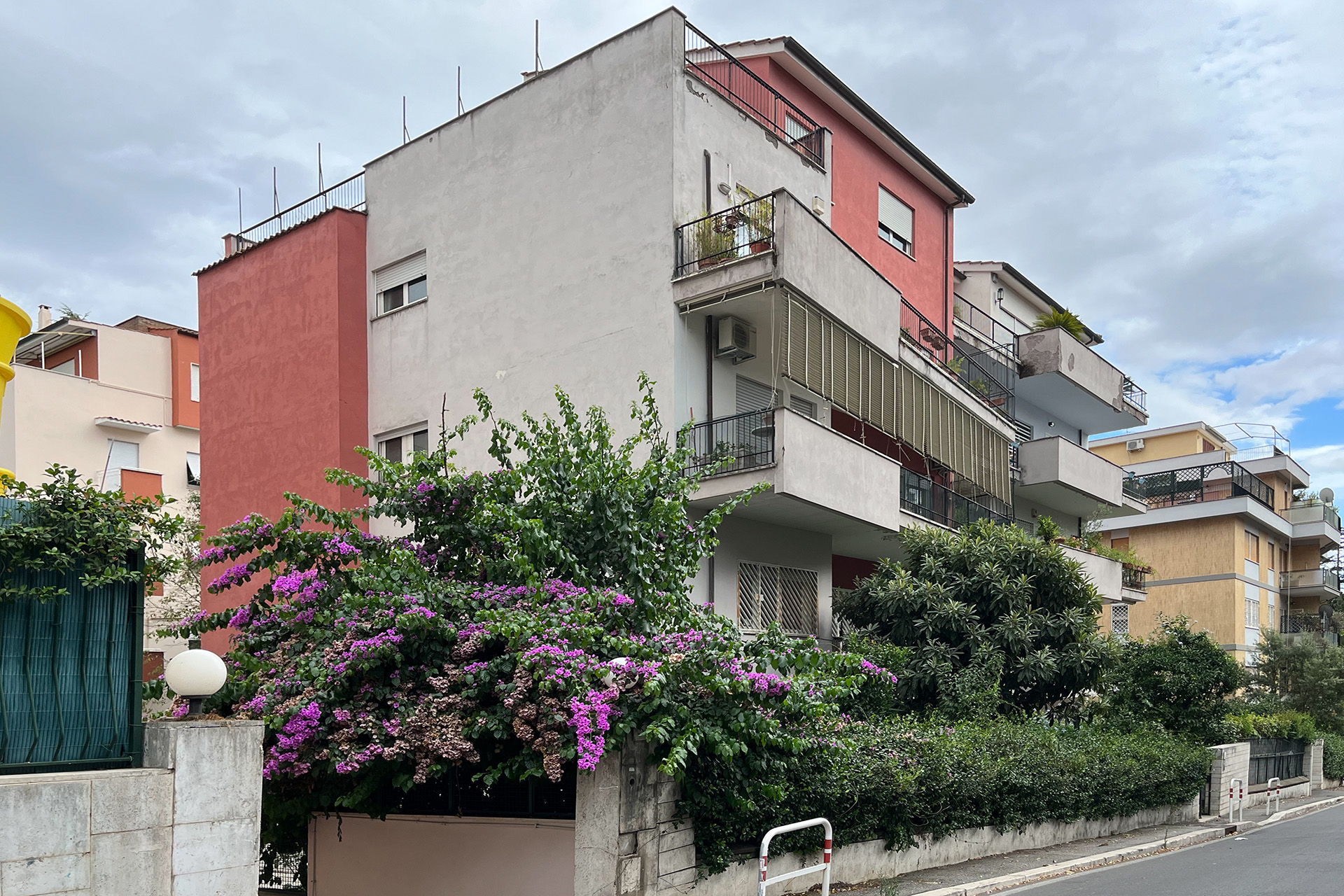 Vista laterale da Via Apollo Pizio