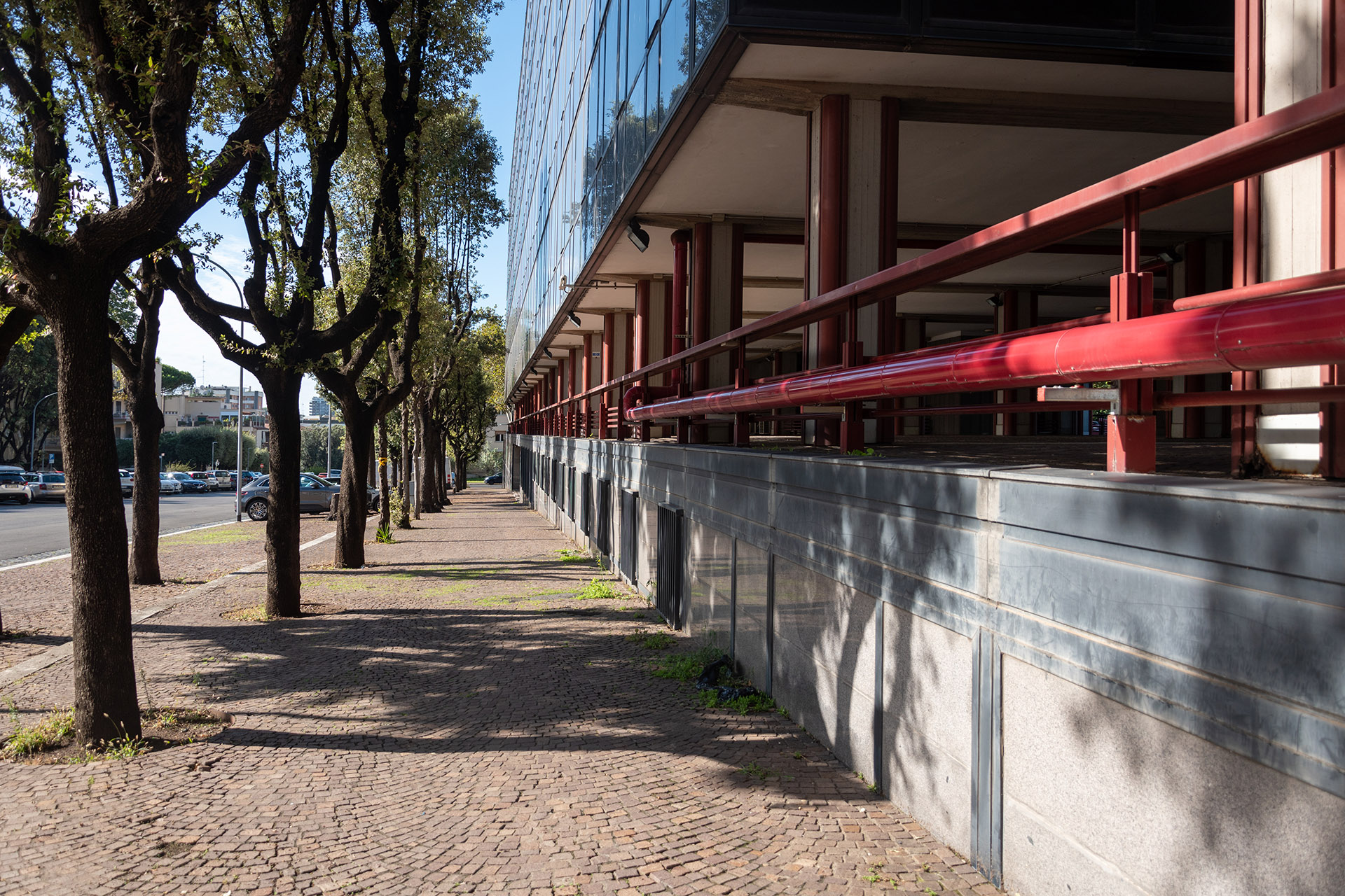 Dettaglio del piano pilotis su viale Pasteur