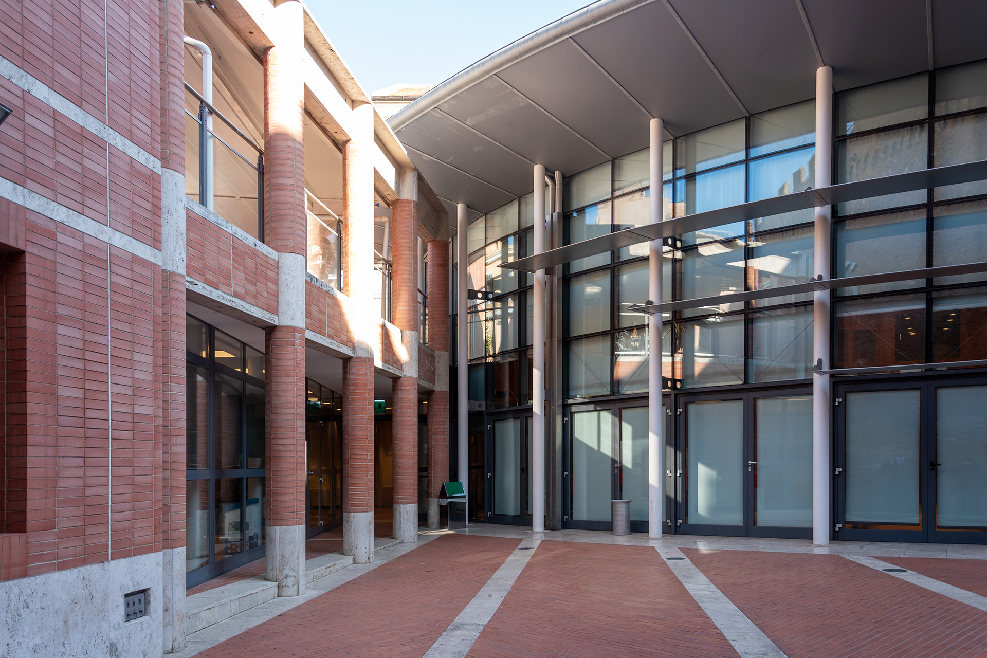 Vista della corte interna dal lato della Sala