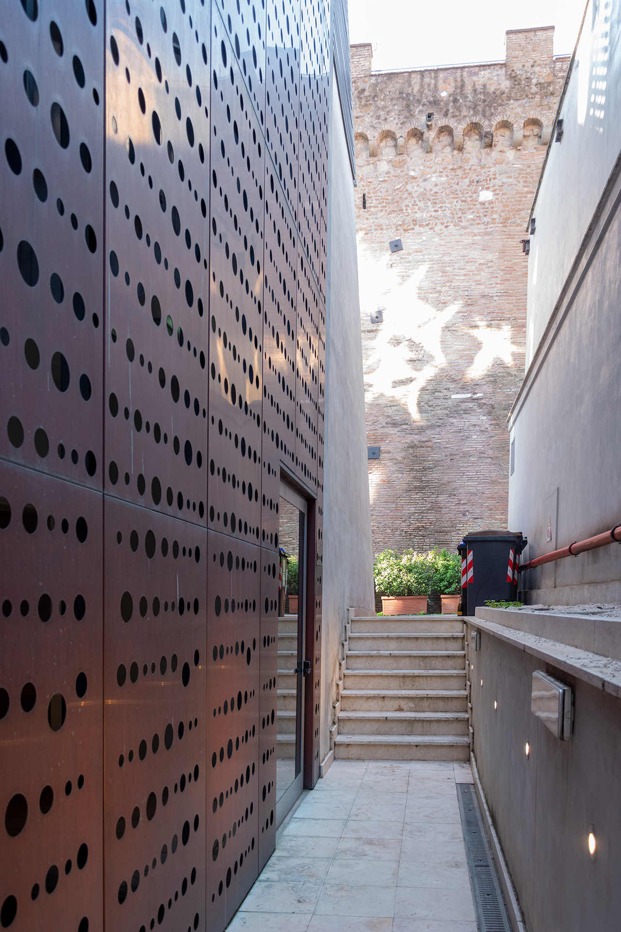 Ingresso secondario alla biblioteca