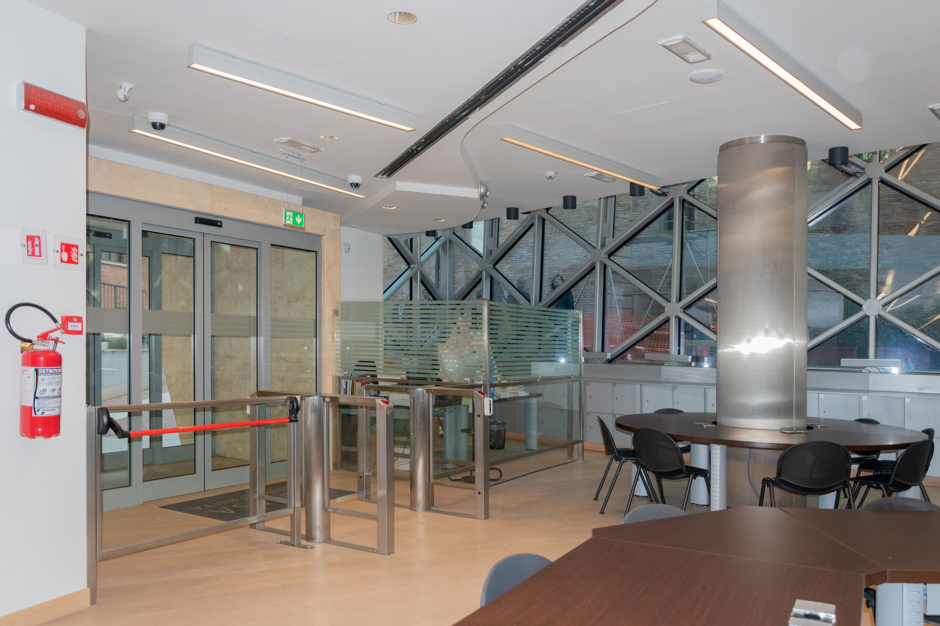 Vista dell'atrio della biblioteca