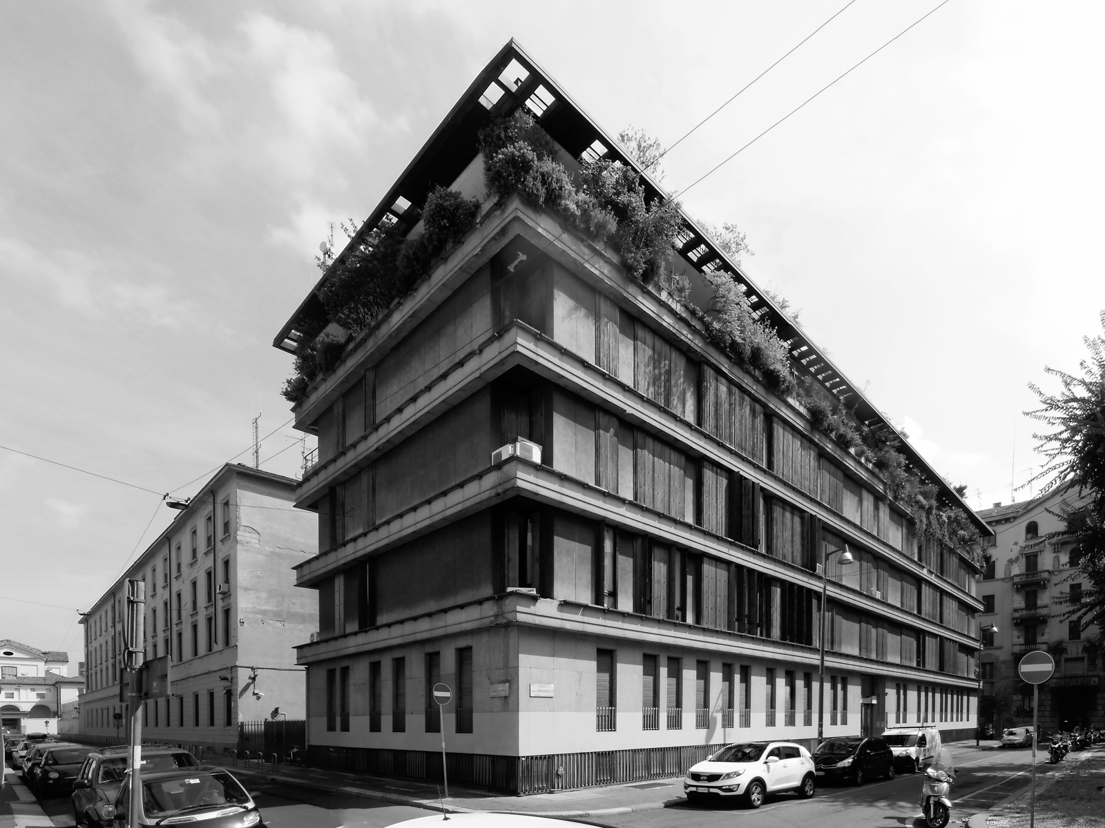 Vista generale dell'edificio all'angolo tra piazza Mirabello e via San Fermo