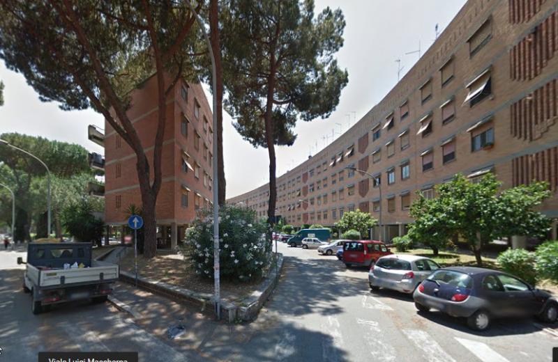 Vista della strada-pargheggio tra due quinte parallele