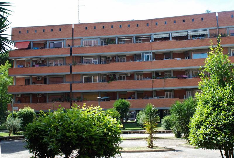 Edifici in linea su piazza Vannetti Donnini