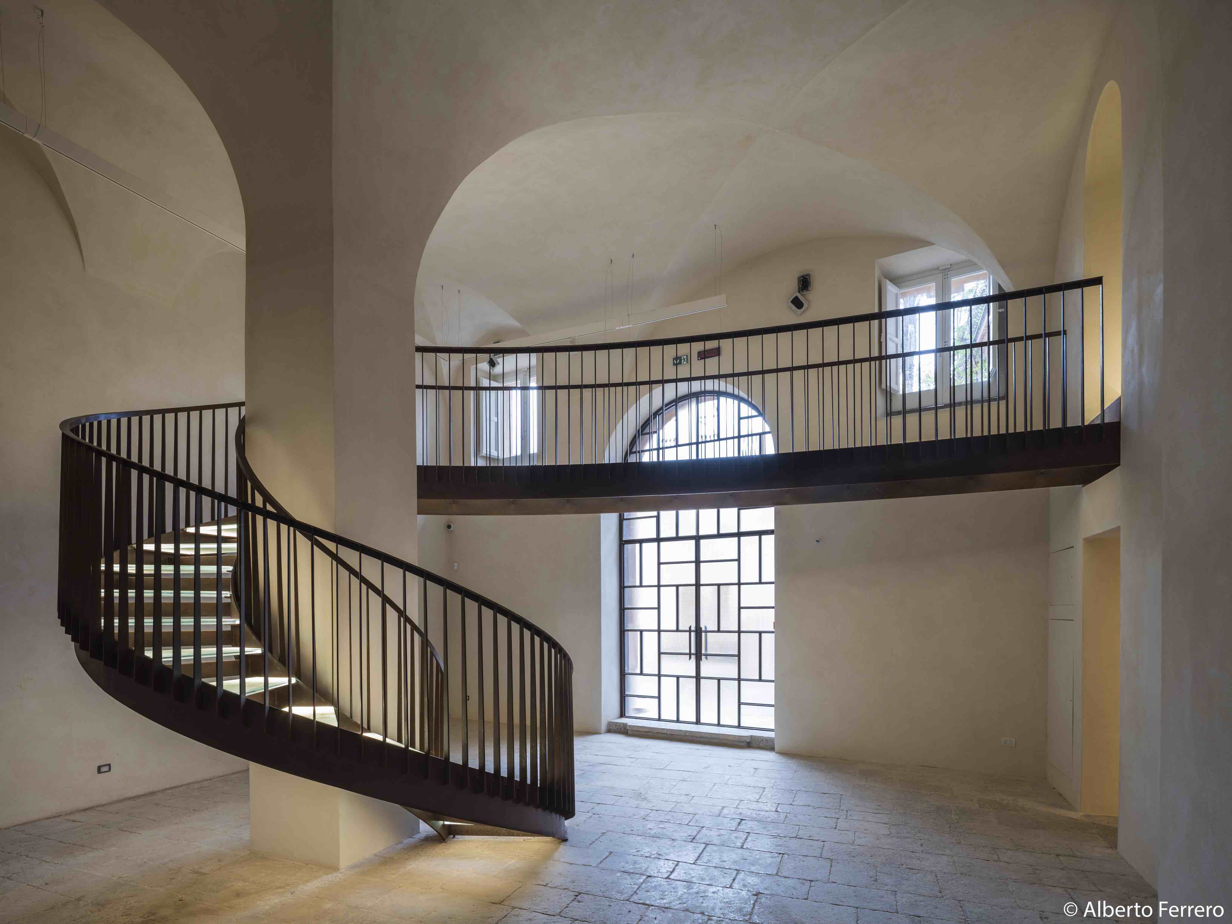 Passerella nei locali di piano terra