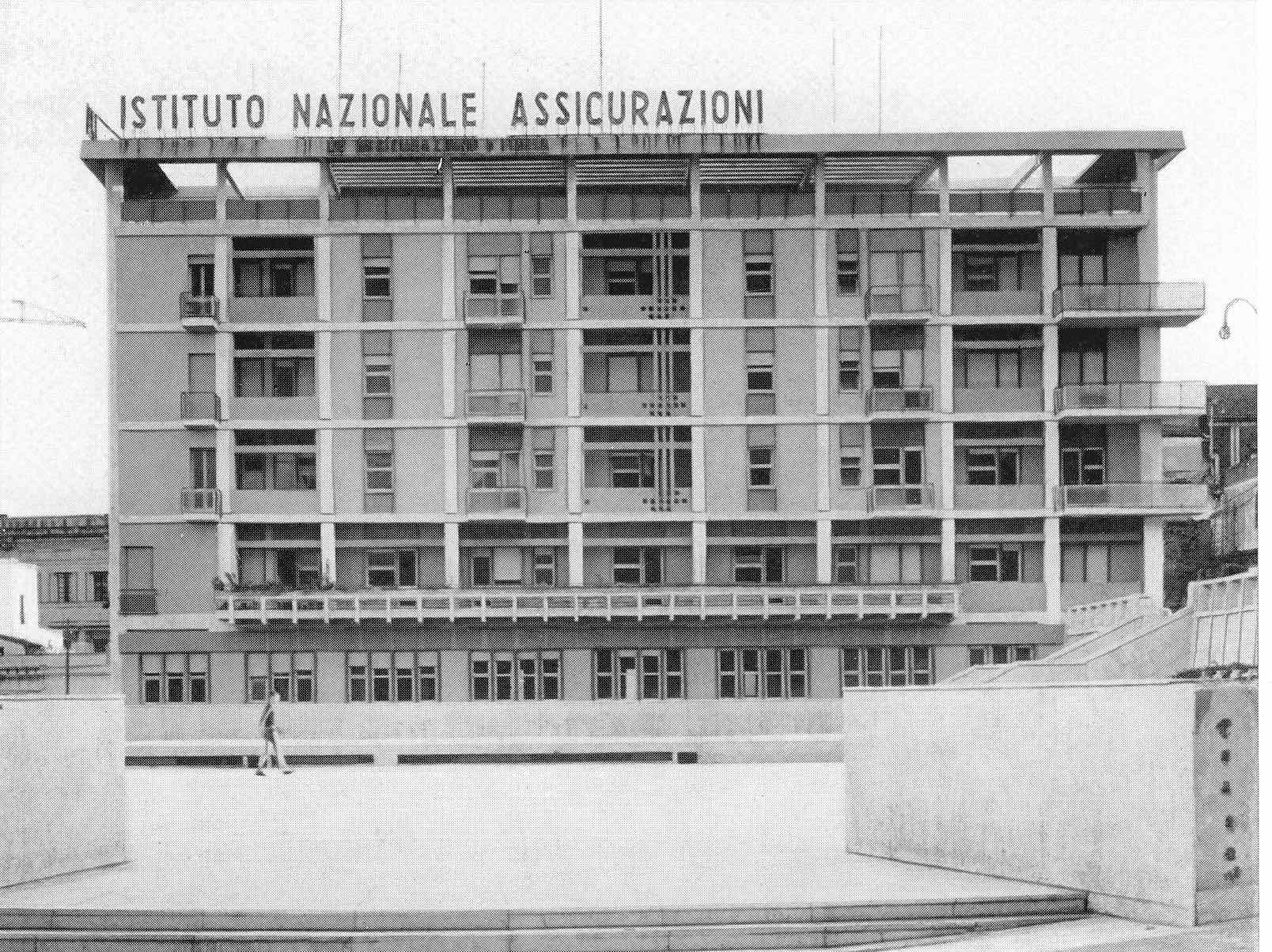 Fotografia del prospetto sulla piazza