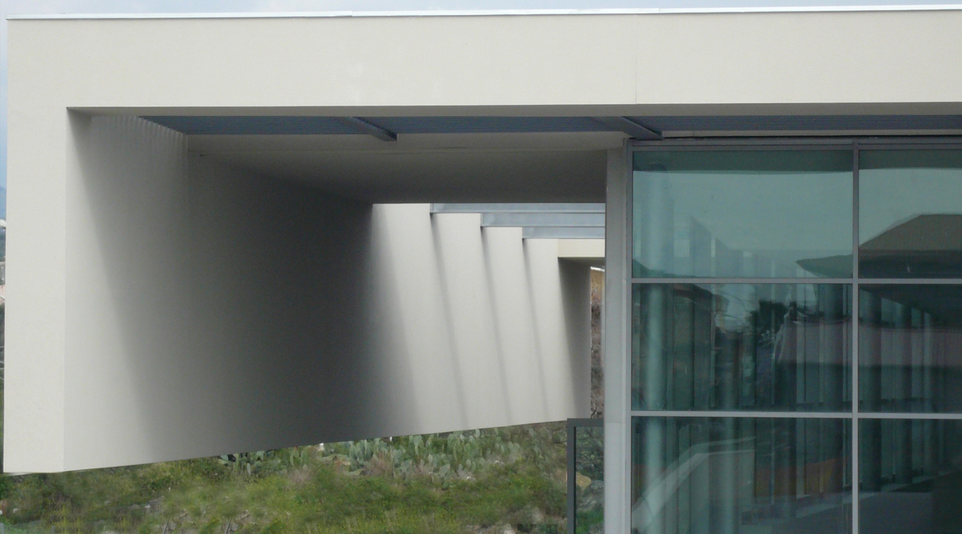 Dettaglio dell'innesto fra la copertura e la parete vetrata