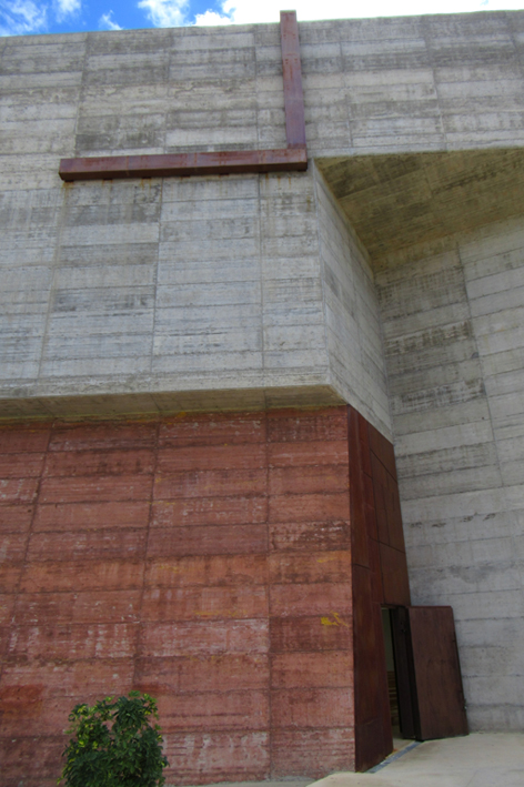 Dettaglio croce sul fronte d'accesso